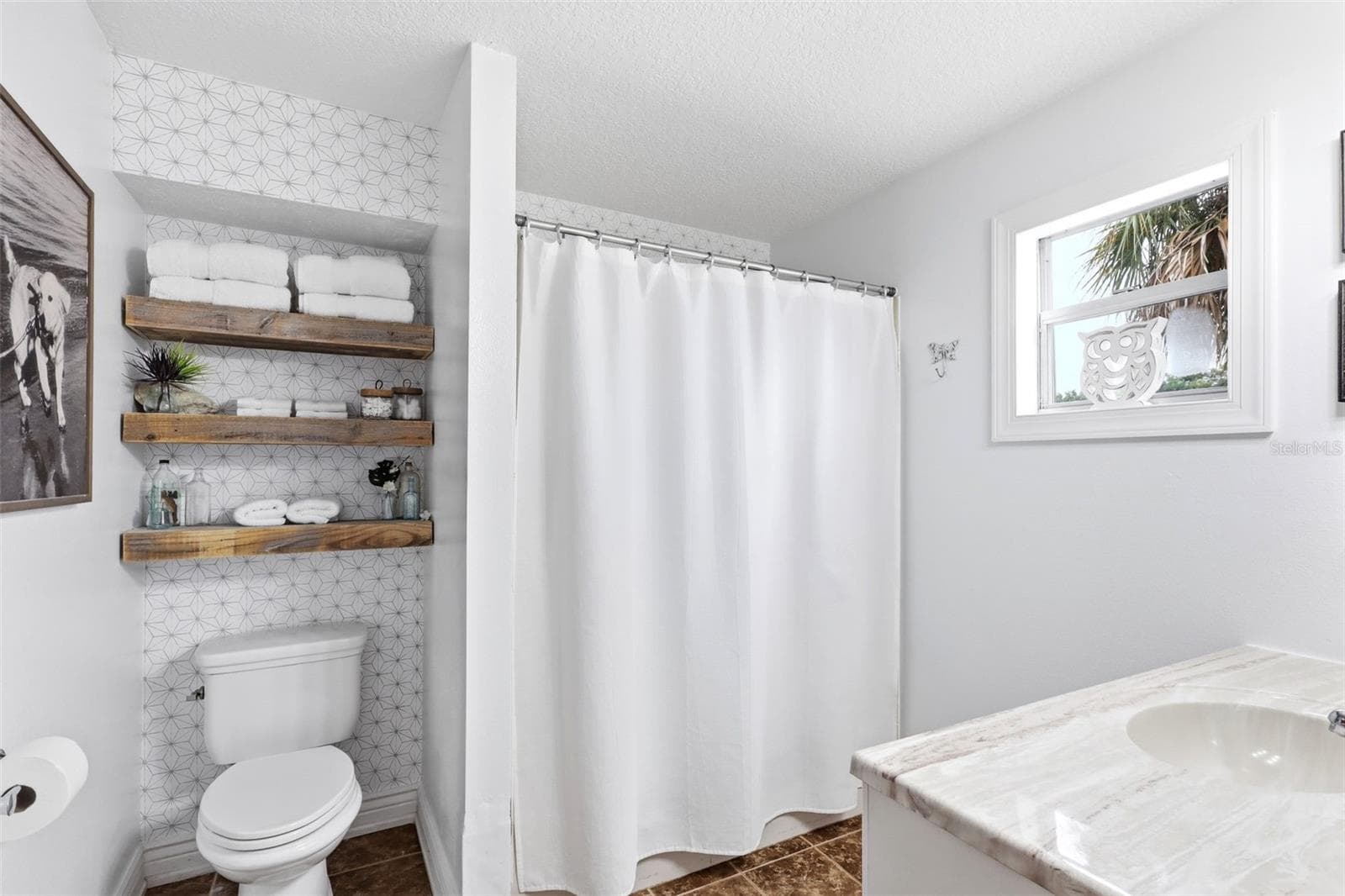 Updated main floor bathroom with tub/shower combo. - 47 DAVIS AVE, UMATILLA