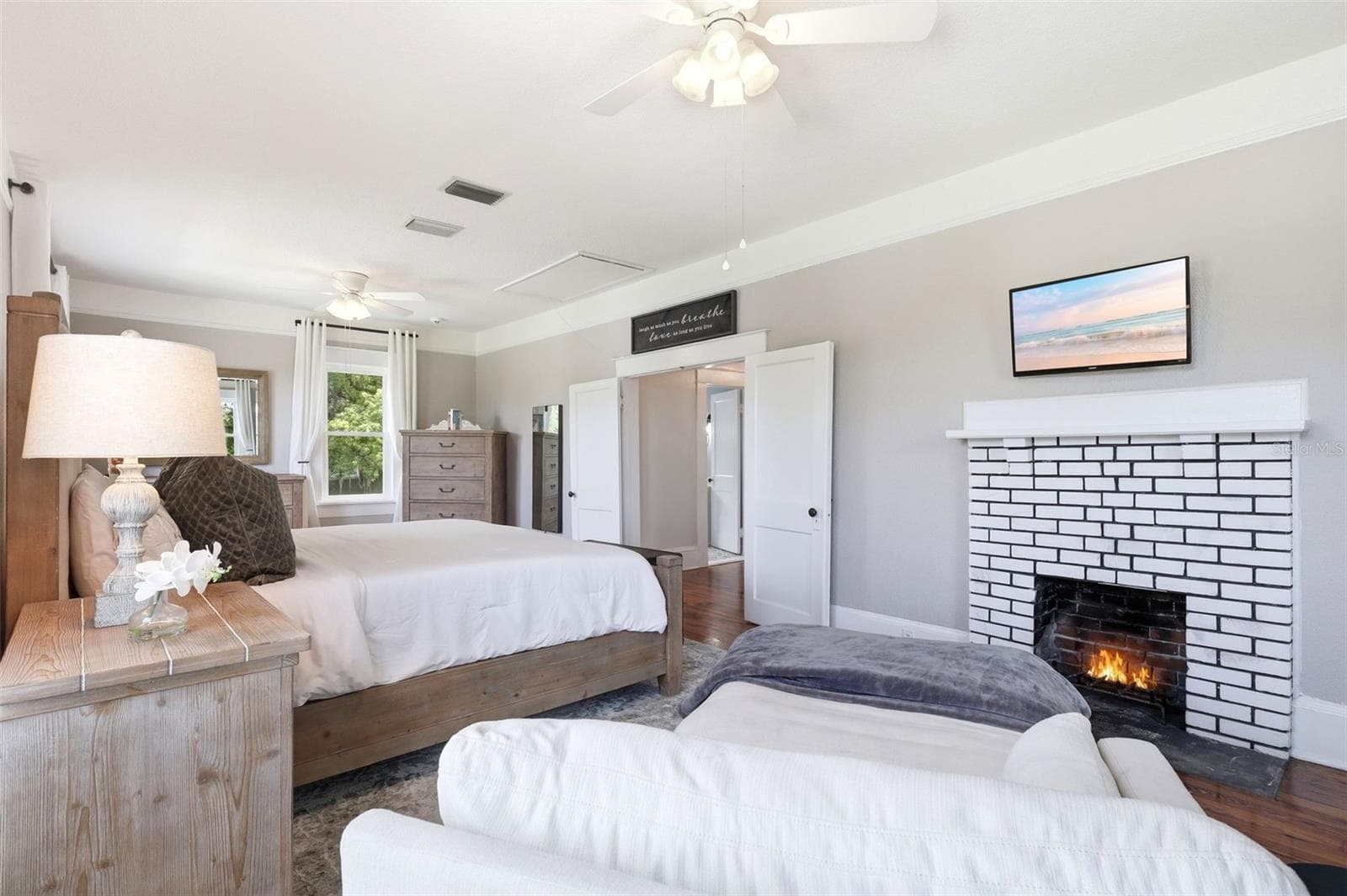 Upstairs primary bedroom with fireplace - 47 DAVIS AVE, UMATILLA