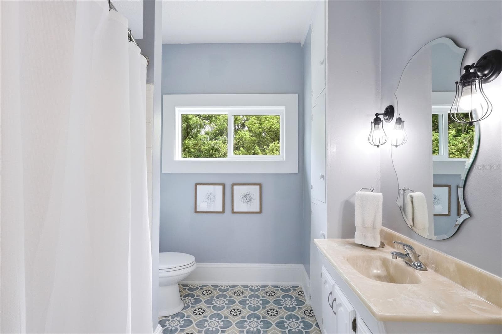 Upstairs bathroom with tub - 47 DAVIS AVE, UMATILLA