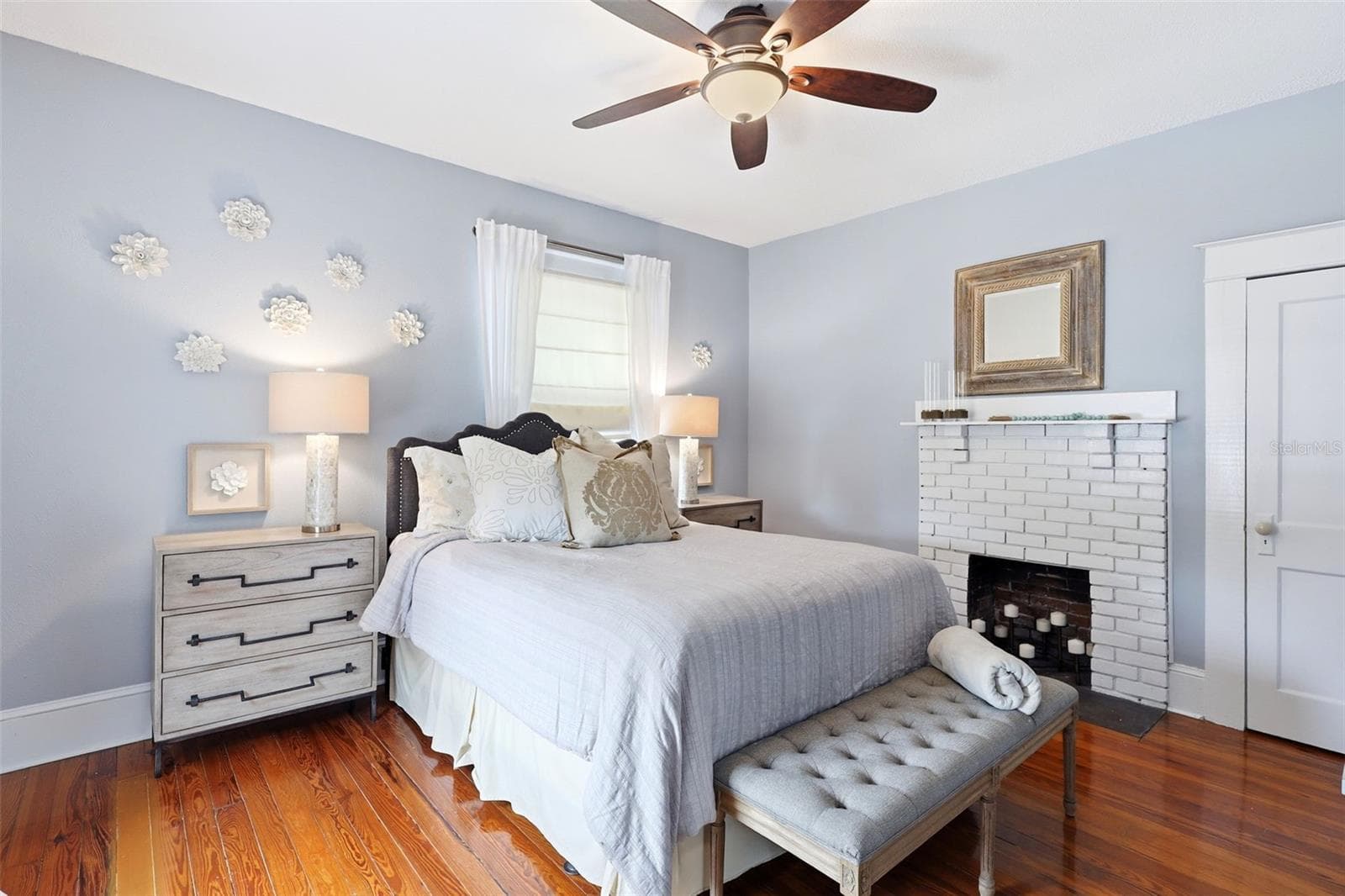 Upstairs second bedroom with fireplace - 47 DAVIS AVE, UMATILLA