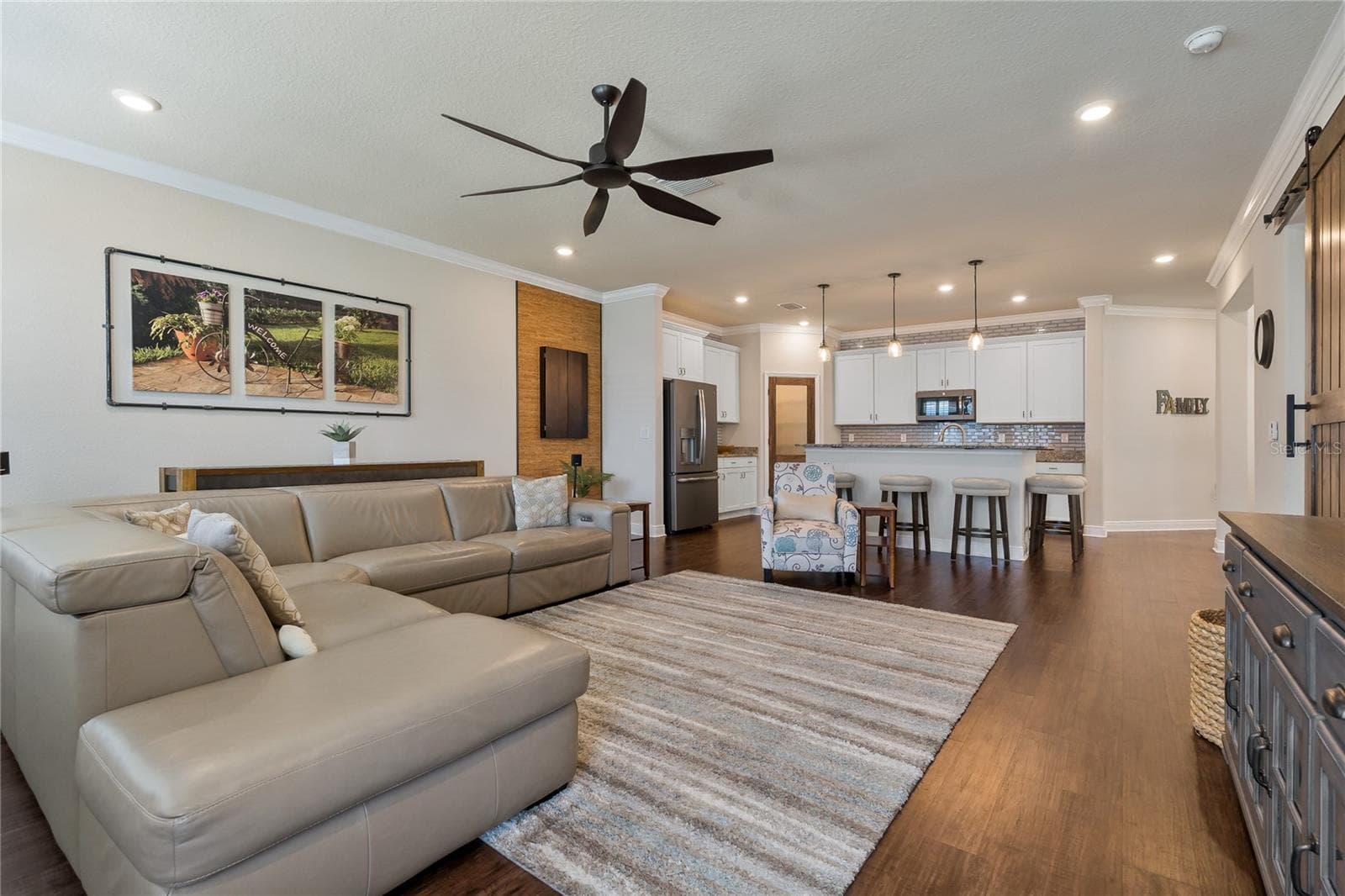 Smart and functional floor plan with High Ceilings! - 597 OZONA VILLAGE DR, PALM HARBOR