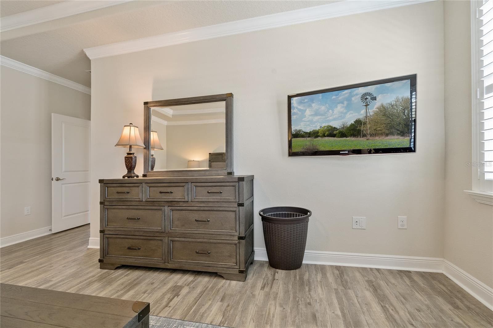Beautiful Crown Molding throughout! - 597 OZONA VILLAGE DR, PALM HARBOR