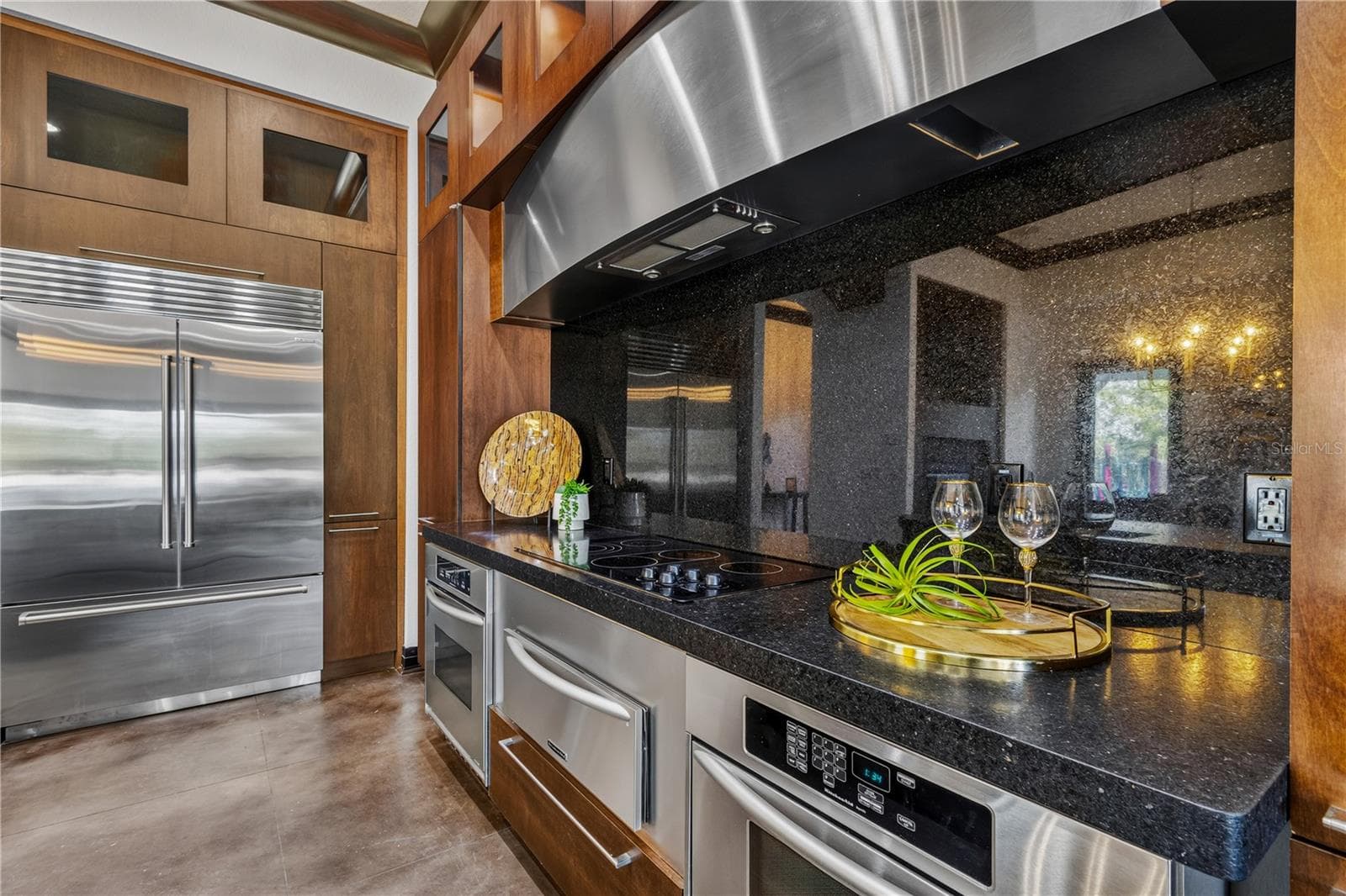 Chef's kitchen with 2 1/2" thick leathered granite countertops. - 1008 PASEO DEL RIO NE, ST PETERSBURG