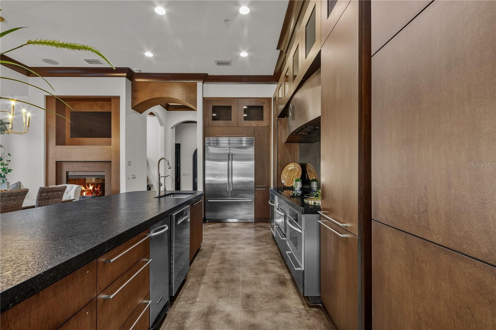 Luxurious chef's kitchen with custom 2 1/2" thick leathered granite counters and custom cabinets. - 1008 PASEO DEL RIO NE, ST PETERSBURG