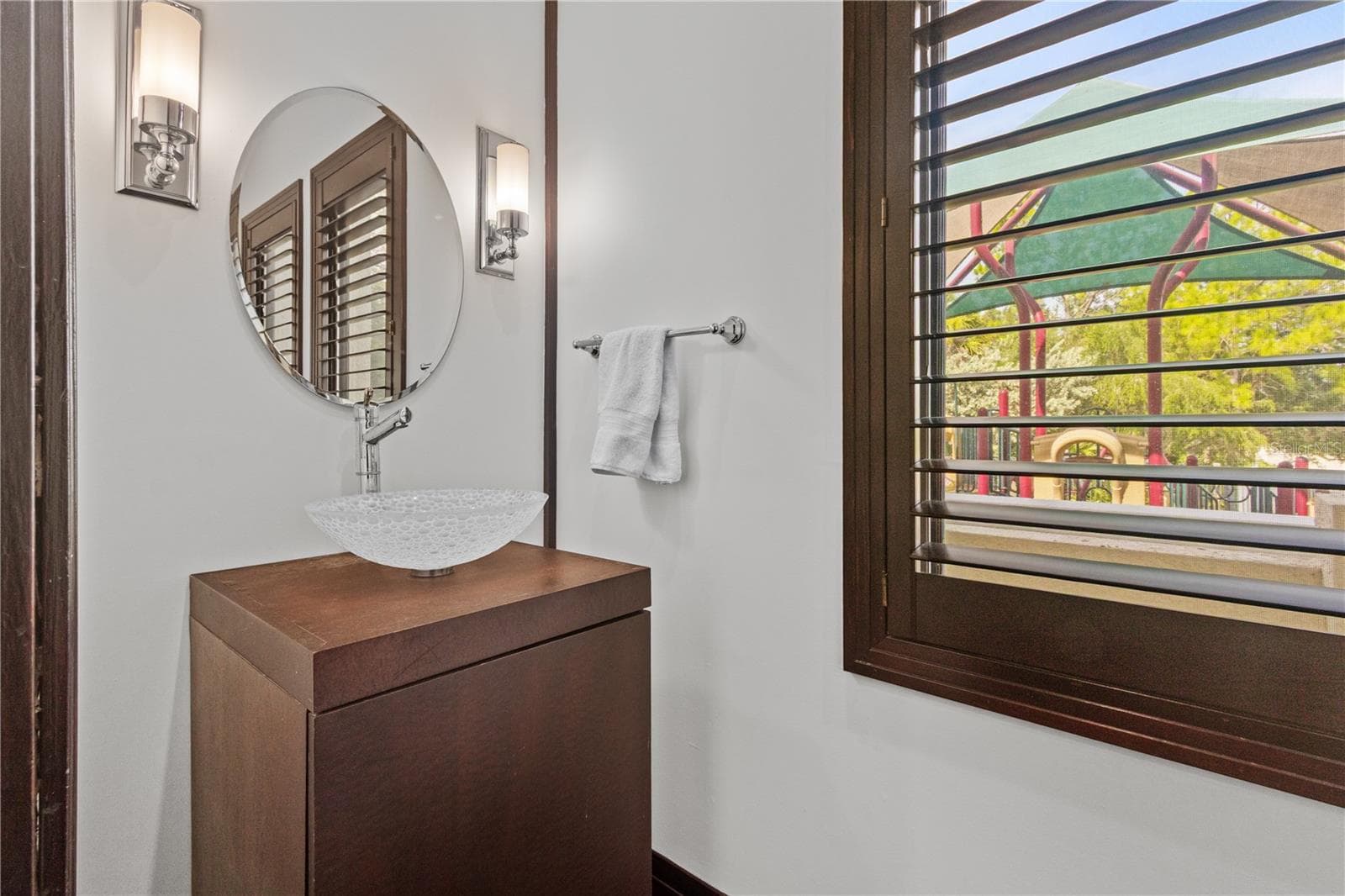 Lower level half bath - 1008 PASEO DEL RIO NE, ST PETERSBURG