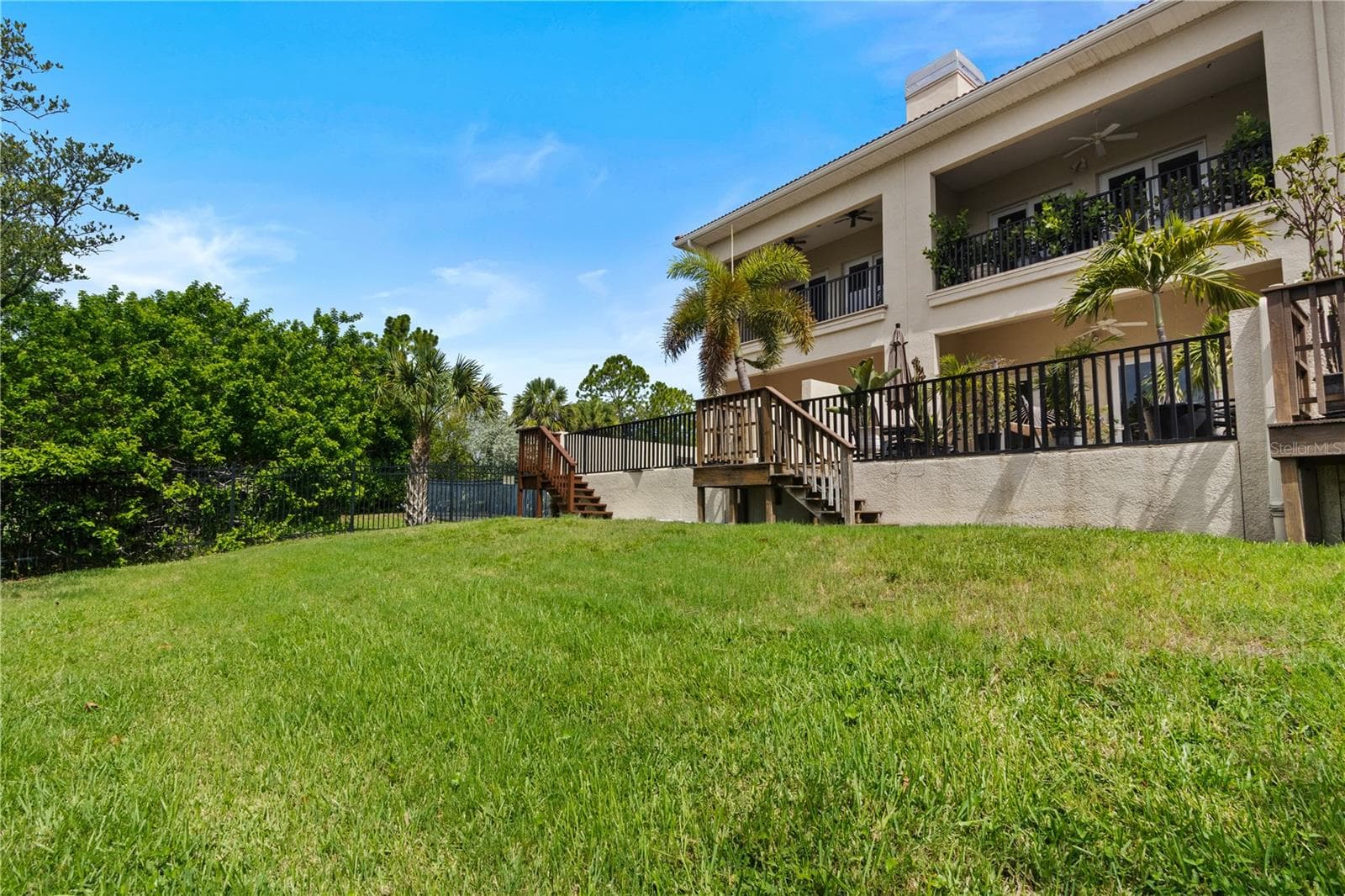 Backyard area between the home and the dock. - 1008 PASEO DEL RIO NE, ST PETERSBURG