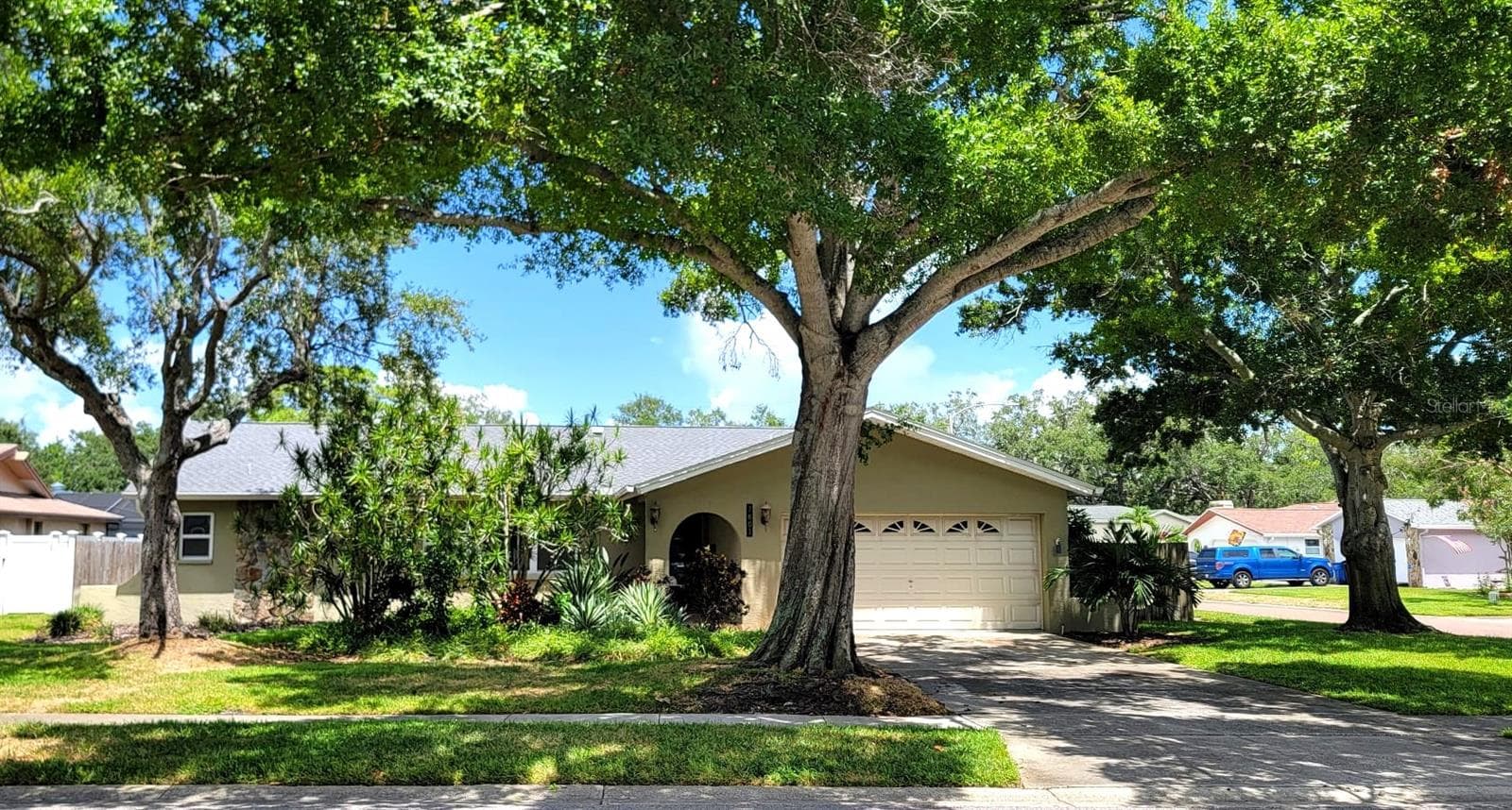 Great curb appeal, large corner lot & a pool! - 7801 17TH WAY N, ST PETERSBURG