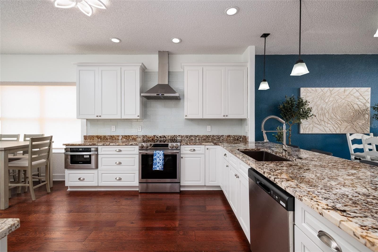 Kitchen with stainless steel appliances, and an eat in kitchen area. - 1338 DARTFORD DR, TARPON SPRINGS