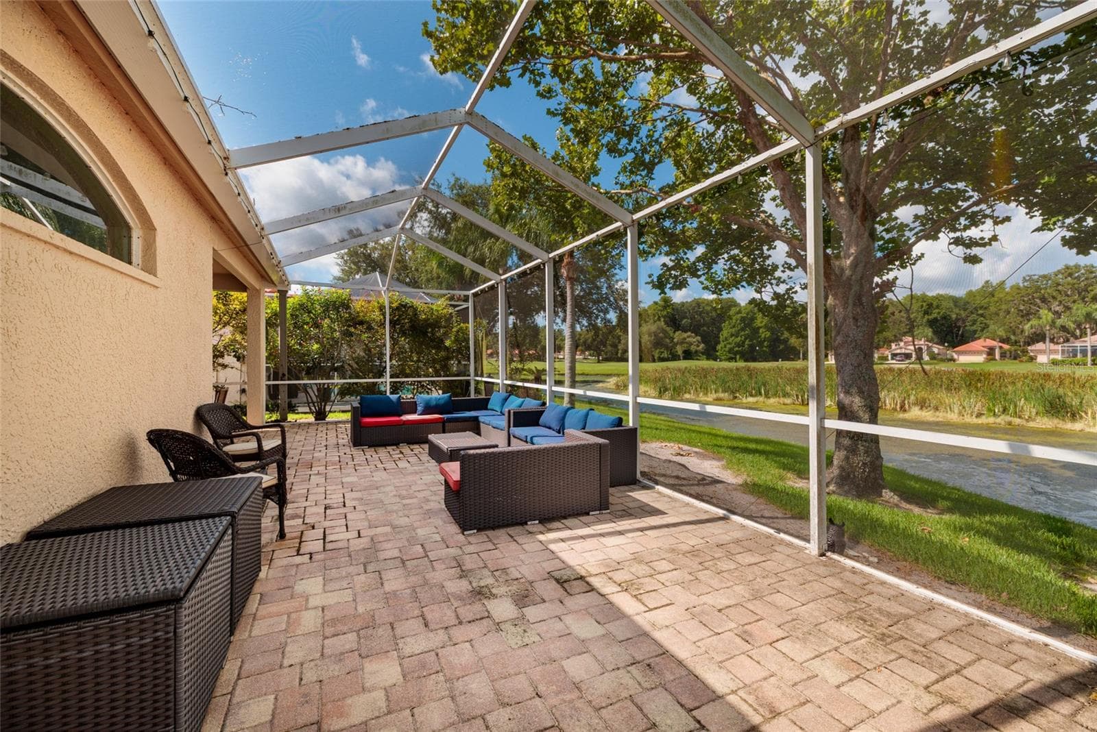 A large L shaped lanai. - 1338 DARTFORD DR, TARPON SPRINGS
