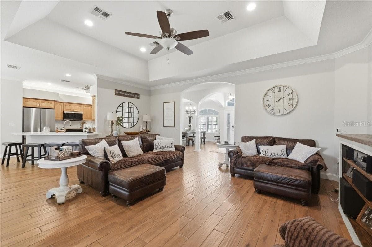 spacious great room w/ tray ceiling - 3158 BEAUCHAMP CT, WINTER HAVEN