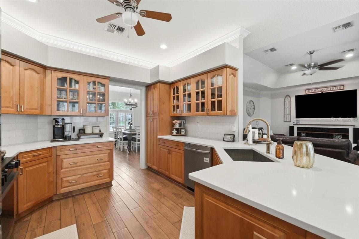 lovely kitchen w/ custom maple cabinets - 3158 BEAUCHAMP CT, WINTER HAVEN