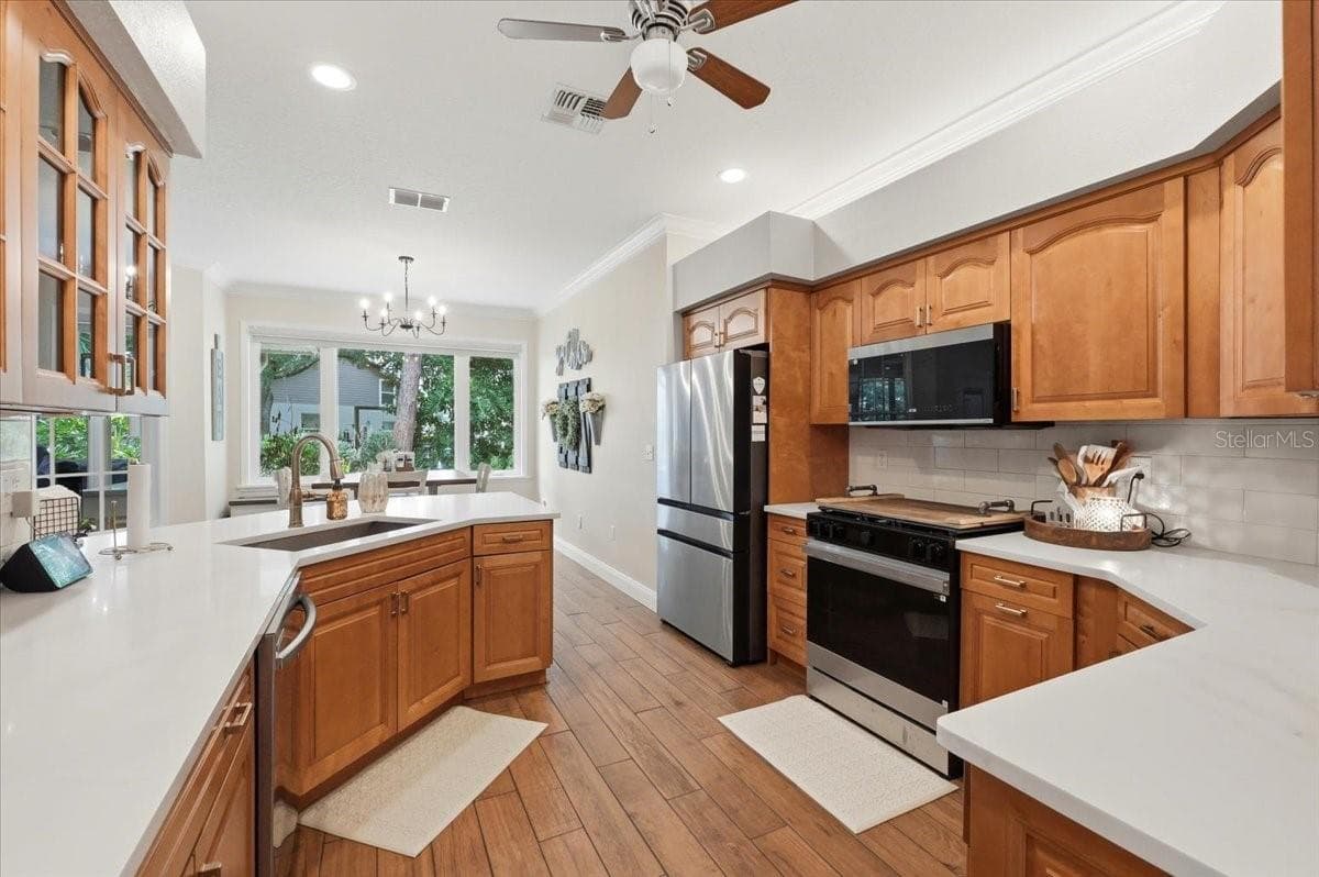 new quartz countertops & new tile back splash - 3158 BEAUCHAMP CT, WINTER HAVEN