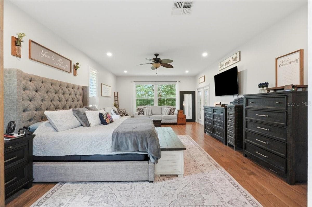 Primary bedroom w/ private sitting area - 3158 BEAUCHAMP CT, WINTER HAVEN