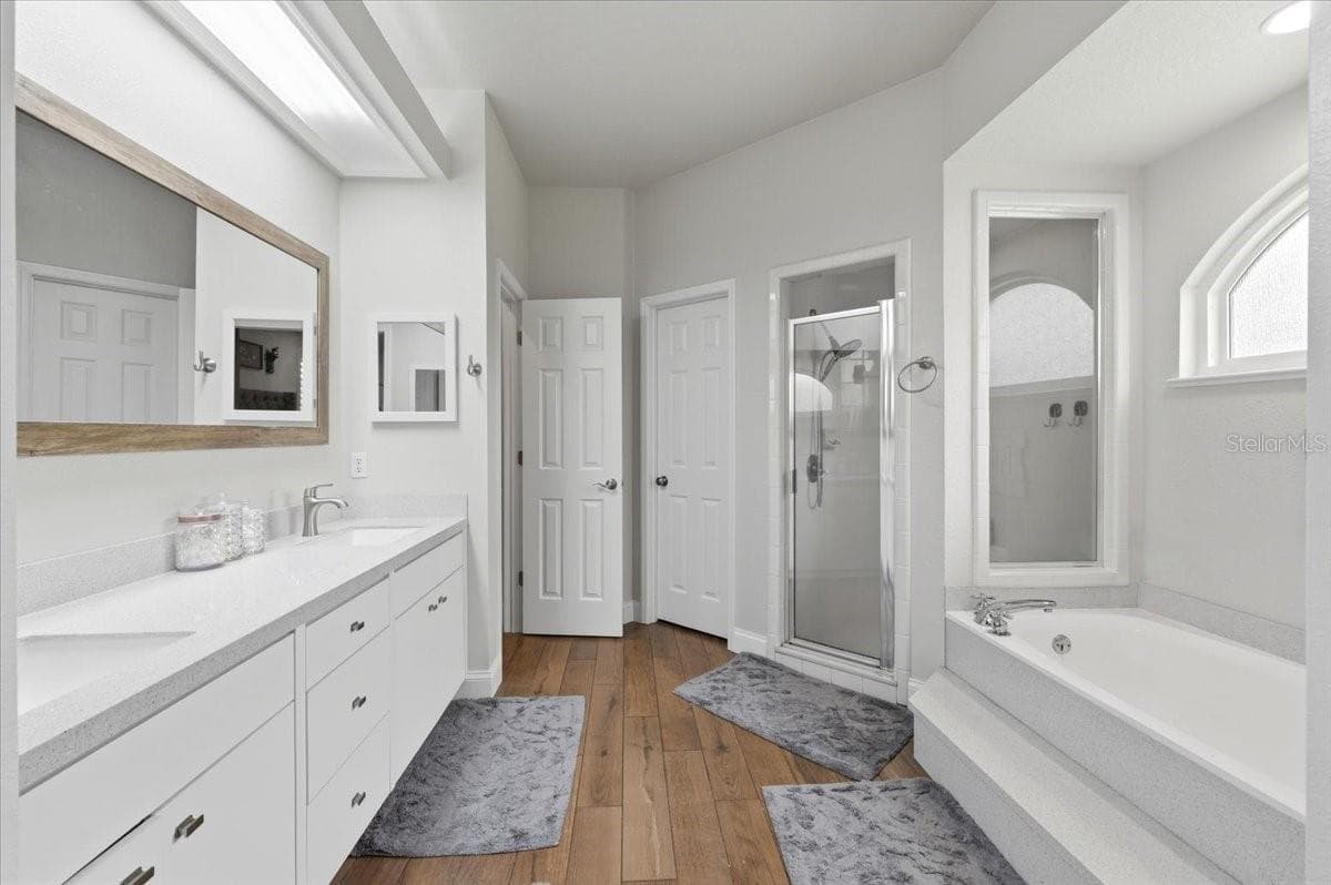 primary BA w/ garden tub & step-in shower - 3158 BEAUCHAMP CT, WINTER HAVEN