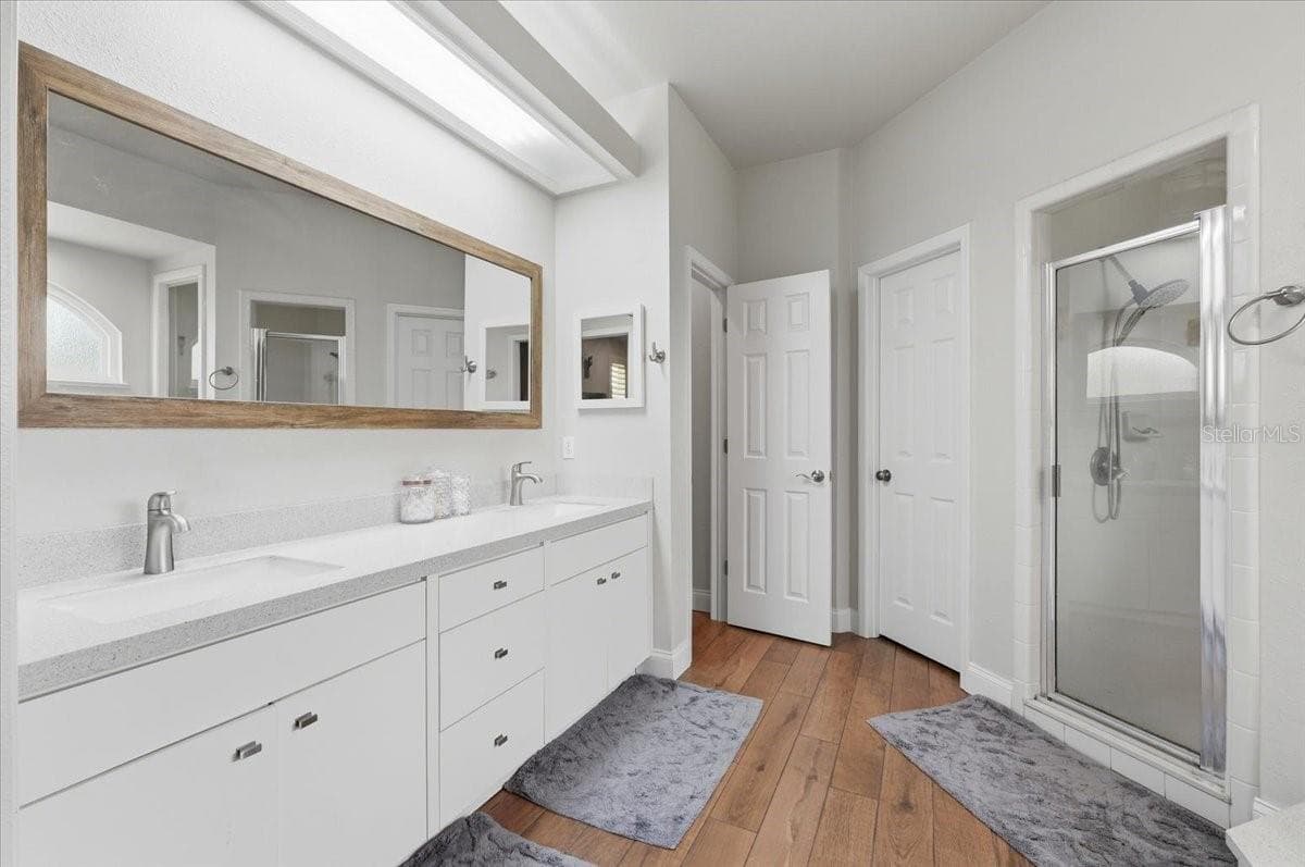 primary BA w/ double sink vanity w/ quartz top - 3158 BEAUCHAMP CT, WINTER HAVEN