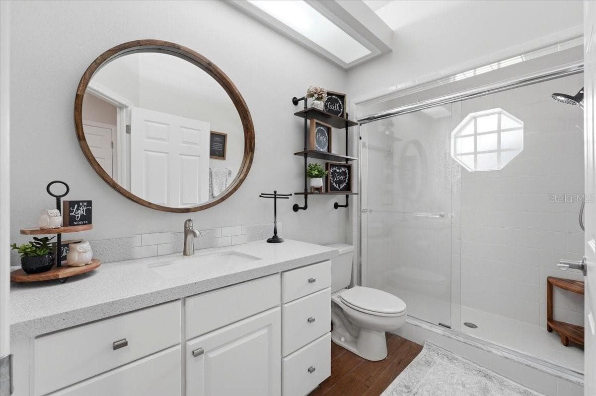 Hall bathroom w/ step-in shower - 3158 BEAUCHAMP CT, WINTER HAVEN