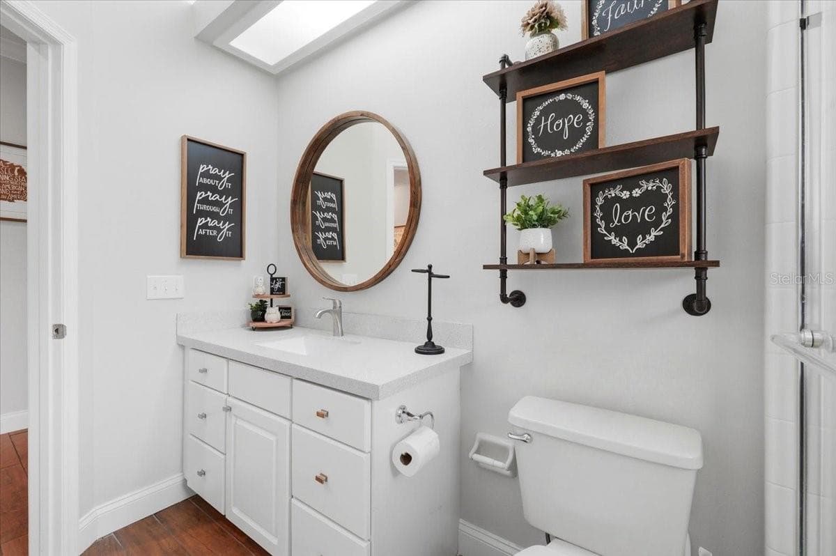 Hall bathroom w/ quartz countertop - 3158 BEAUCHAMP CT, WINTER HAVEN