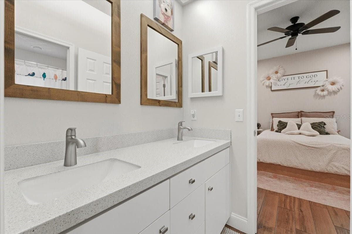 Jack-n-Jill BA between 2nd & 3rd bedrooms - 3158 BEAUCHAMP CT, WINTER HAVEN