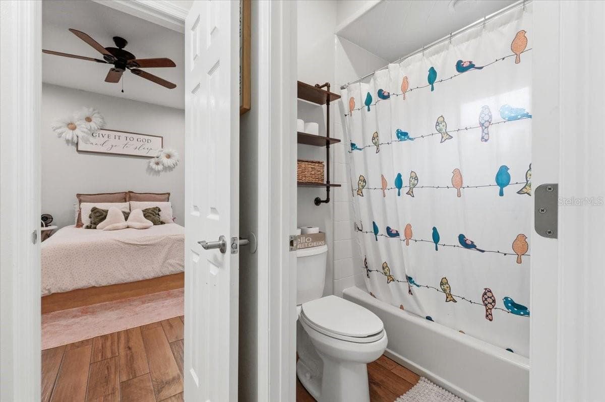 Jack-n-Jill style bathroom w/ tub/shower - 3158 BEAUCHAMP CT, WINTER HAVEN