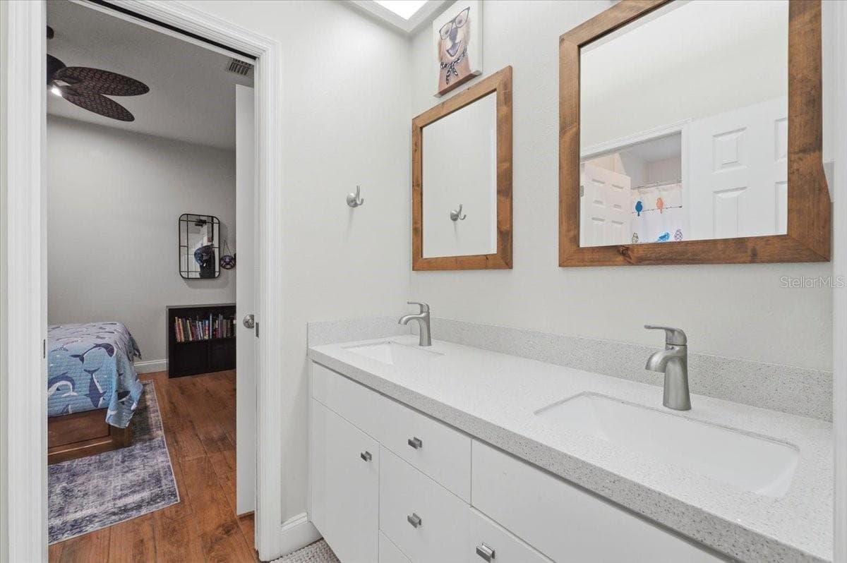 Jack-n-Jill bathroom w/ dbl sinks & quartz top - 3158 BEAUCHAMP CT, WINTER HAVEN