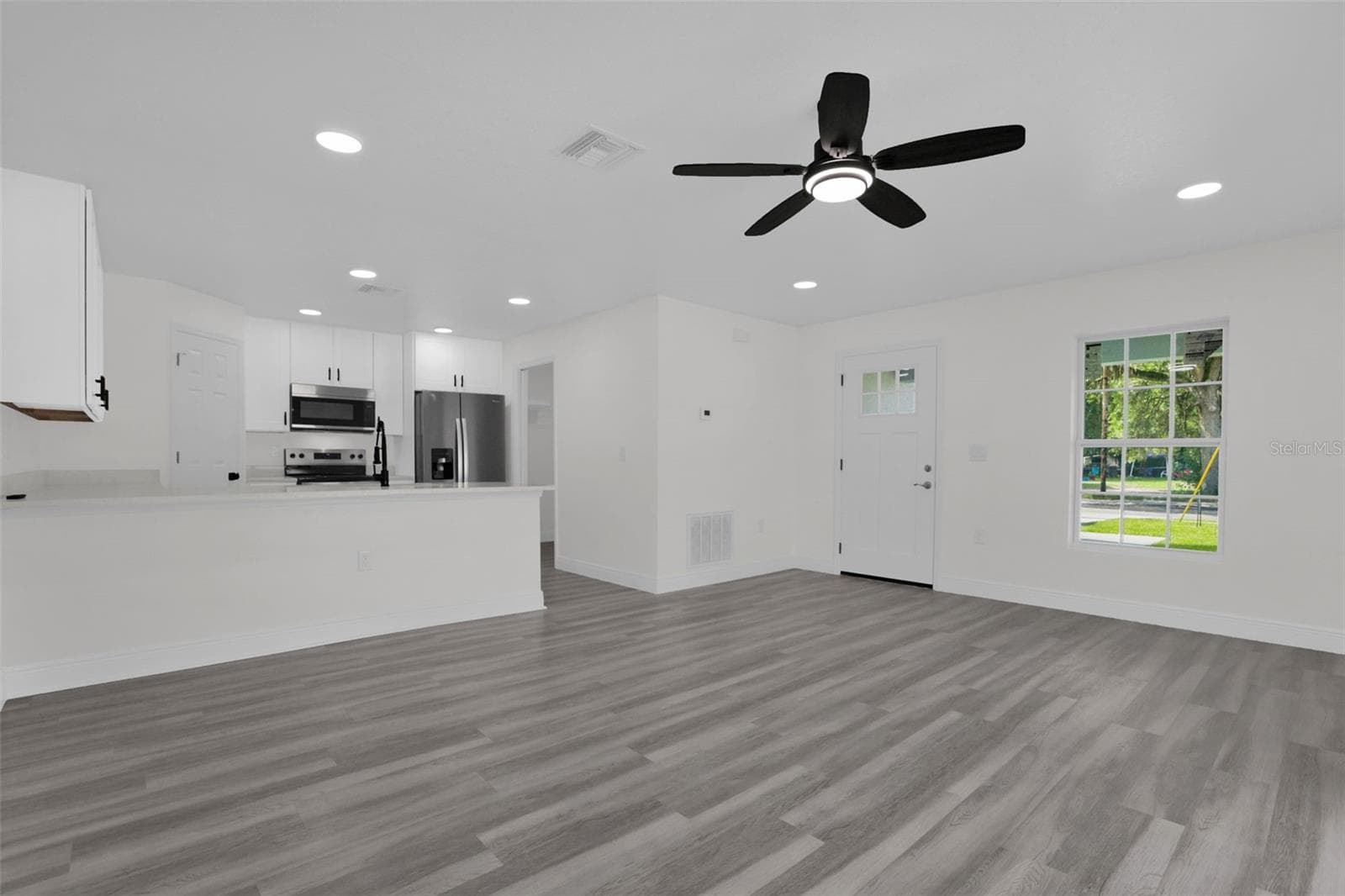 Single Family Residence at 1704 W 15TH ST, SANFORD, photo 3 of 24