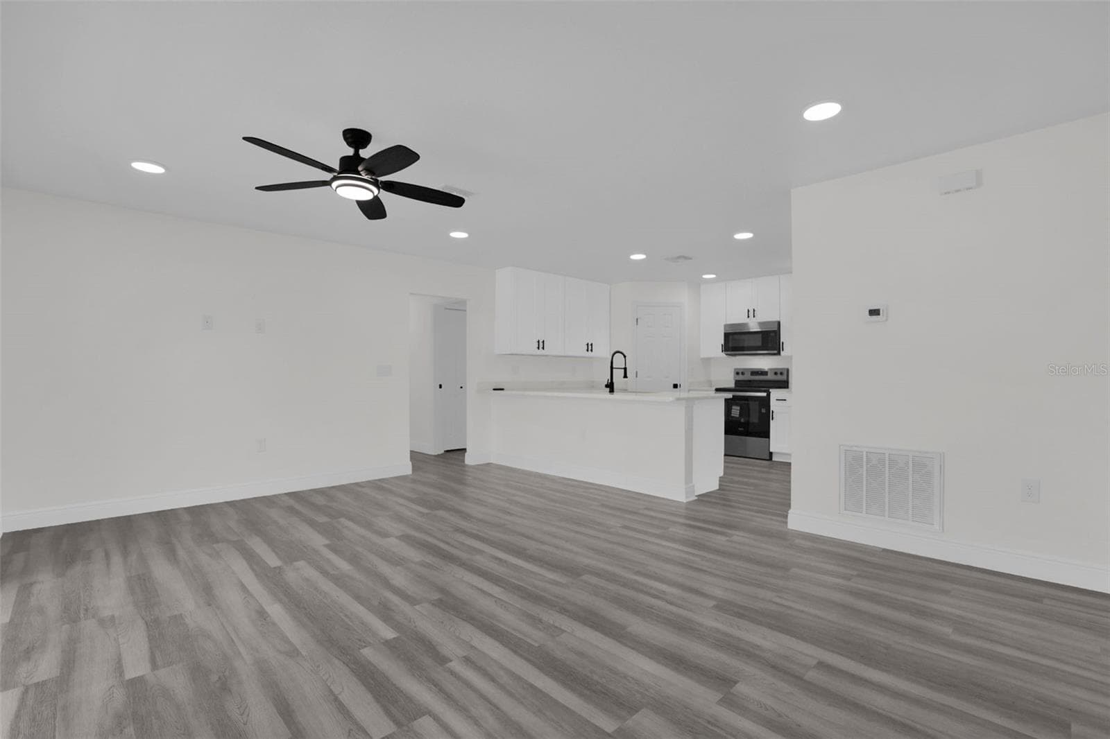 Single Family Residence at 1704 W 15TH ST, SANFORD, photo 4 of 24