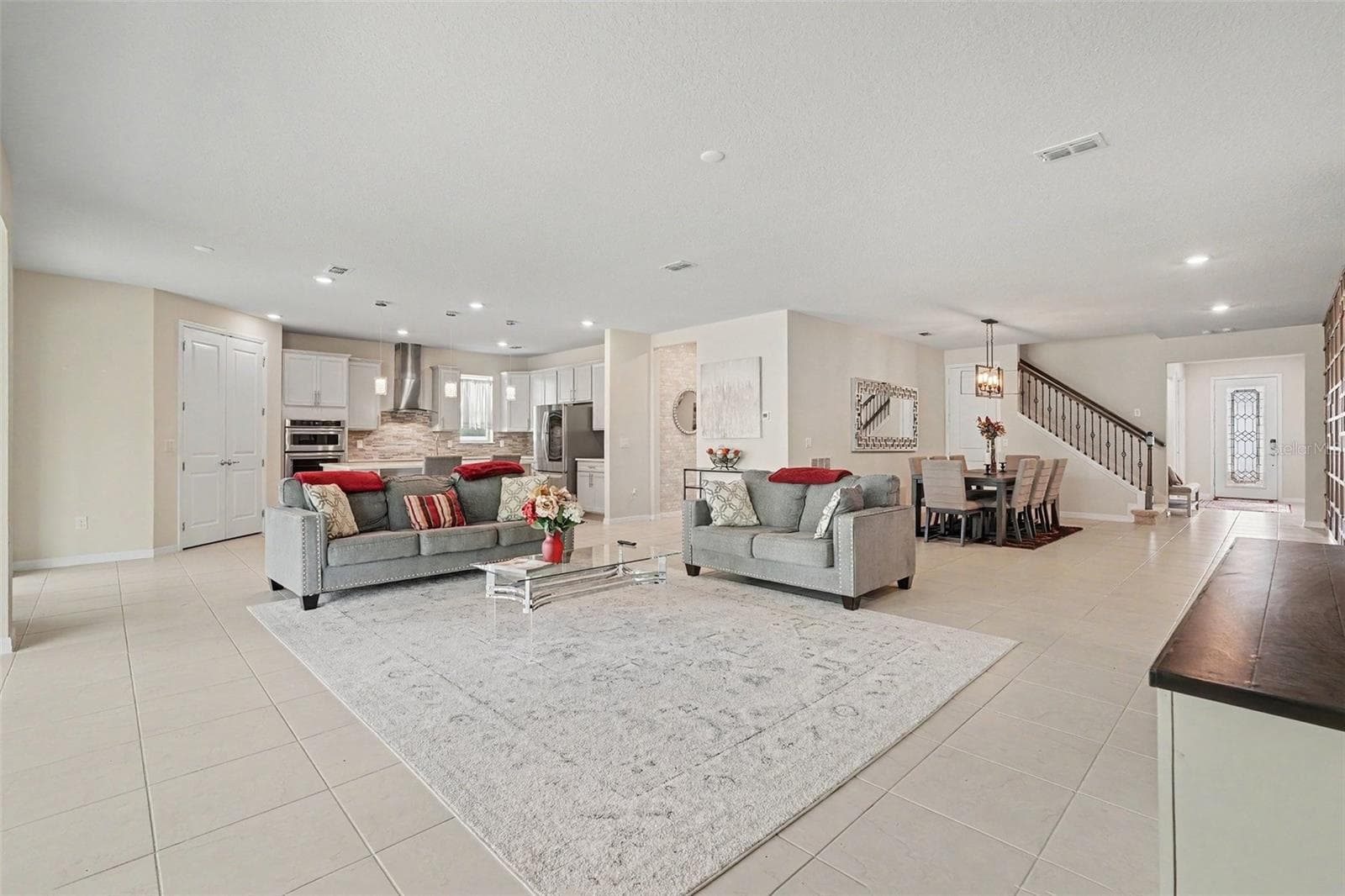 Single Family Residence at 19206 BRIARBROOK DR, TAMPA, photo 16 of 39
