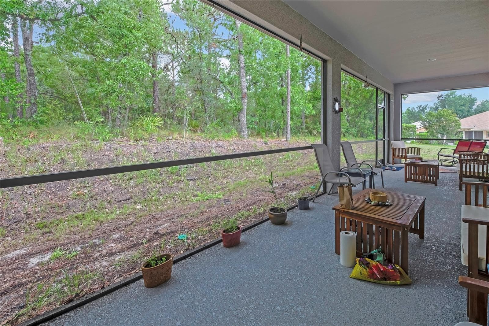 side angle view of screen back porch - 32 CARNATION CT, HOMOSASSA