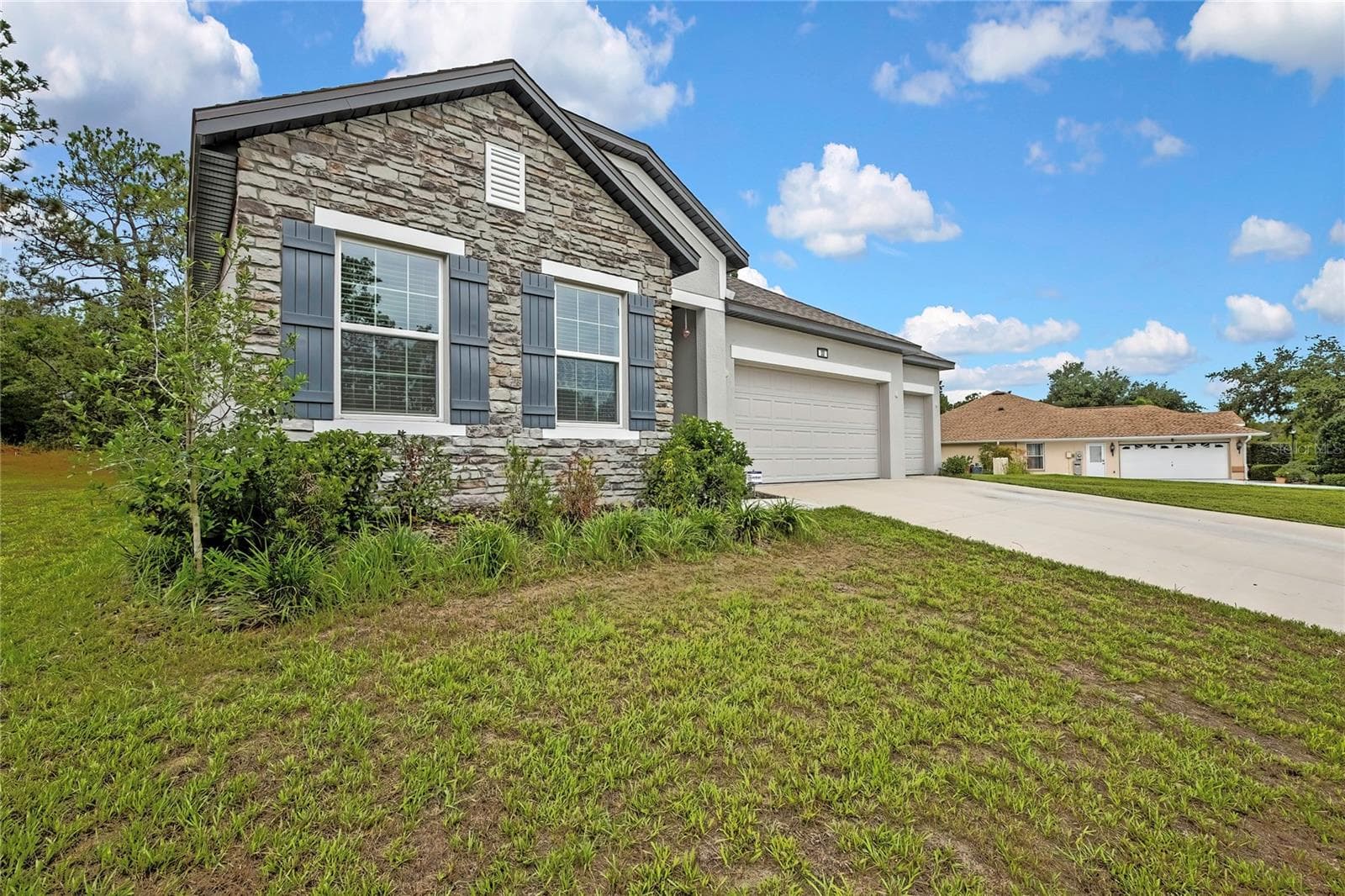stone front of home - 32 CARNATION CT, HOMOSASSA
