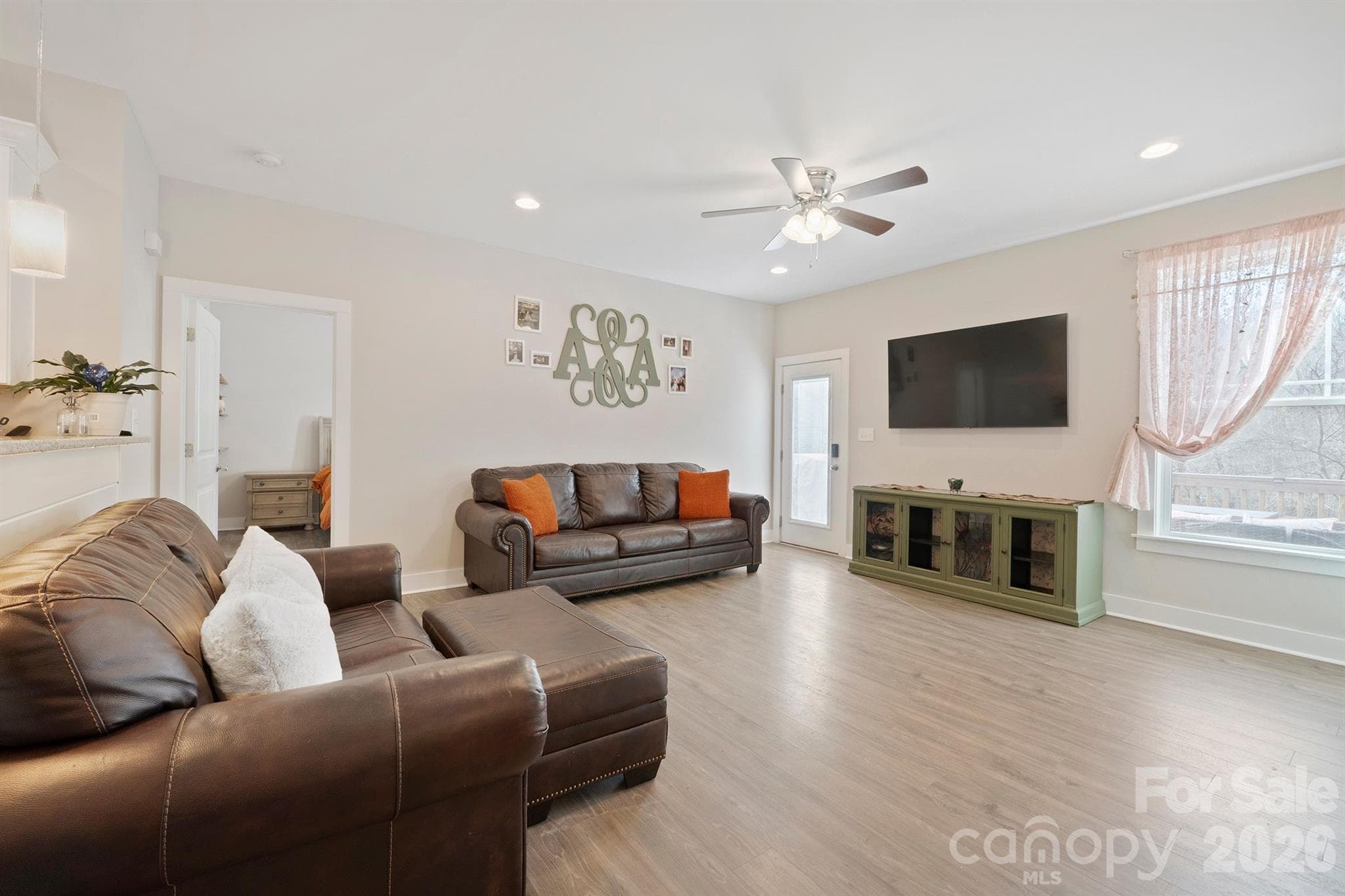 Living room w/access to back deck - 1544 Farmington Hills Drive, Conover