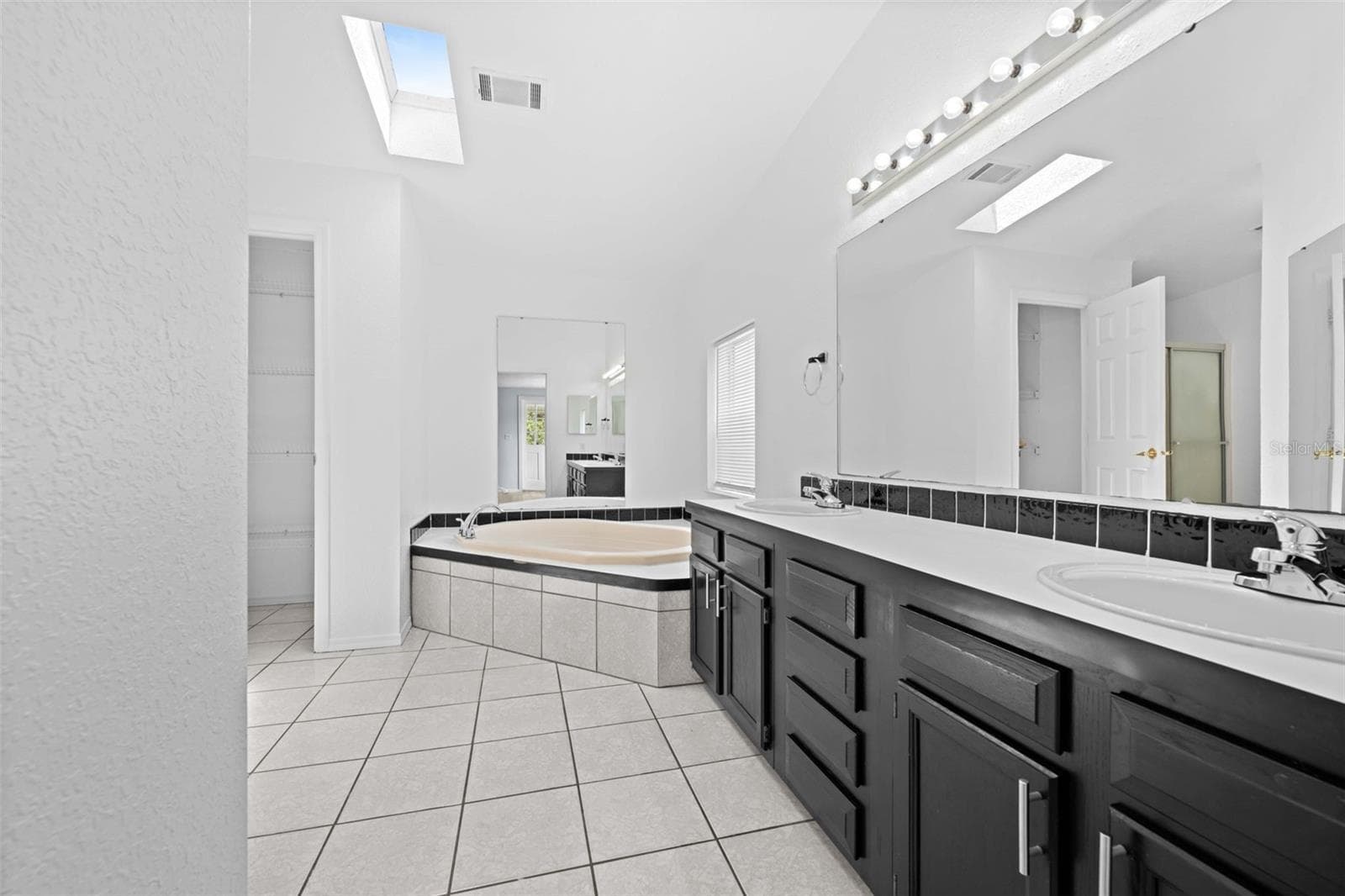 Manufactured Home at 33320 LARKIN RD, DADE CITY, photo 32 of 60