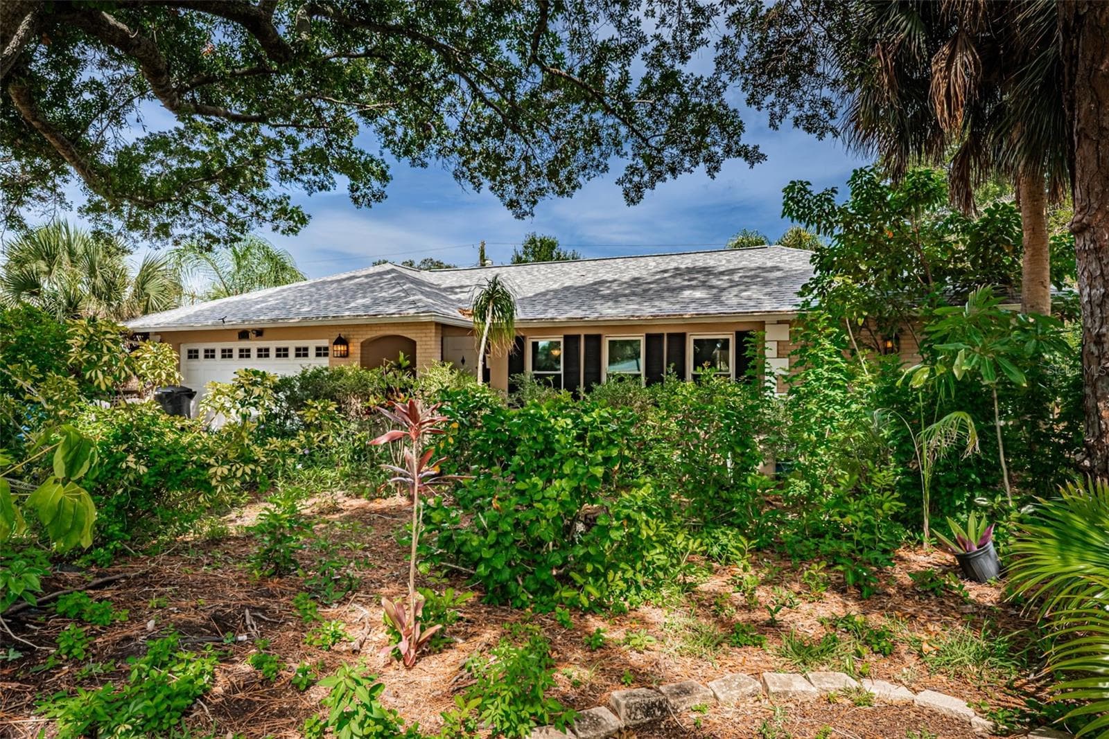 Private front yard - 5230 VENETIAN BLVD NE, ST PETERSBURG