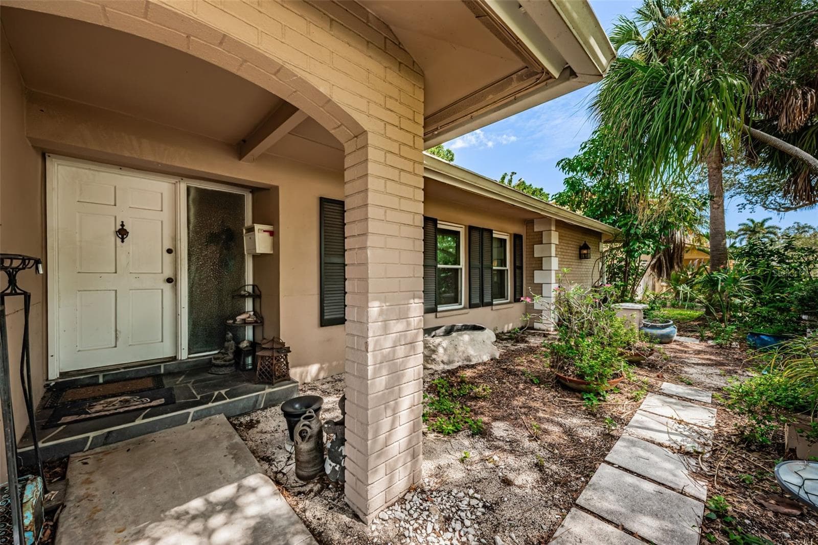 Plenty of room for outdoor seating space - 5230 VENETIAN BLVD NE, ST PETERSBURG
