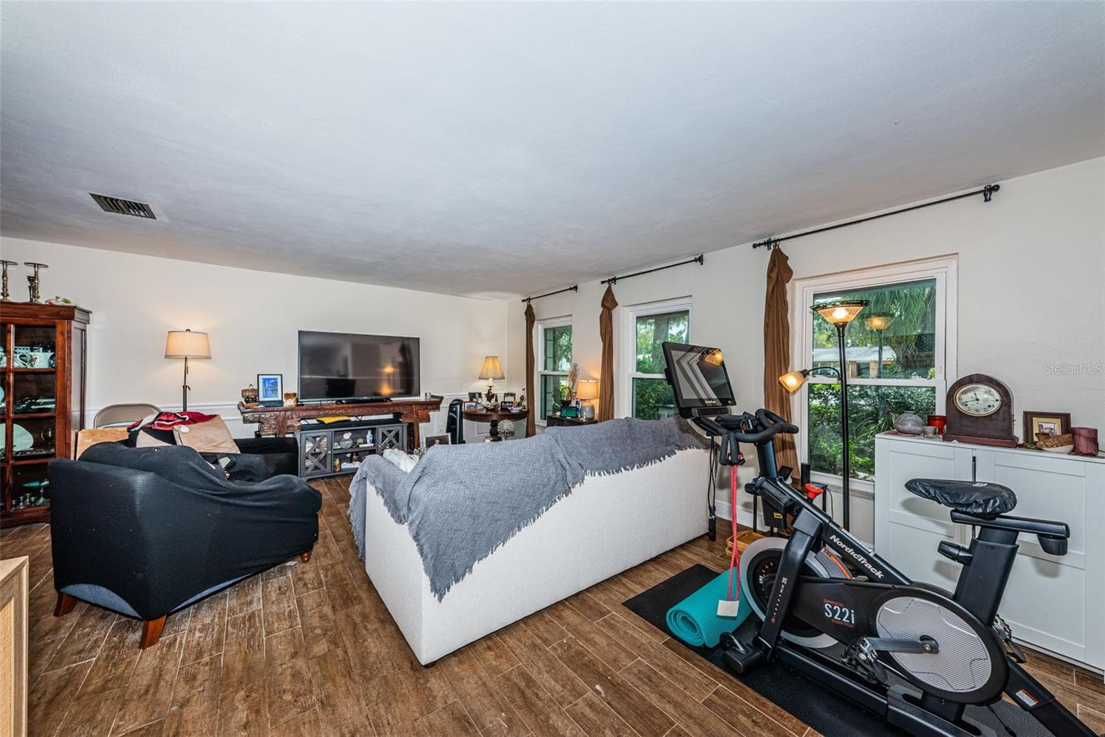 Main living room with porcelain wood-look tile - 5230 VENETIAN BLVD NE, ST PETERSBURG