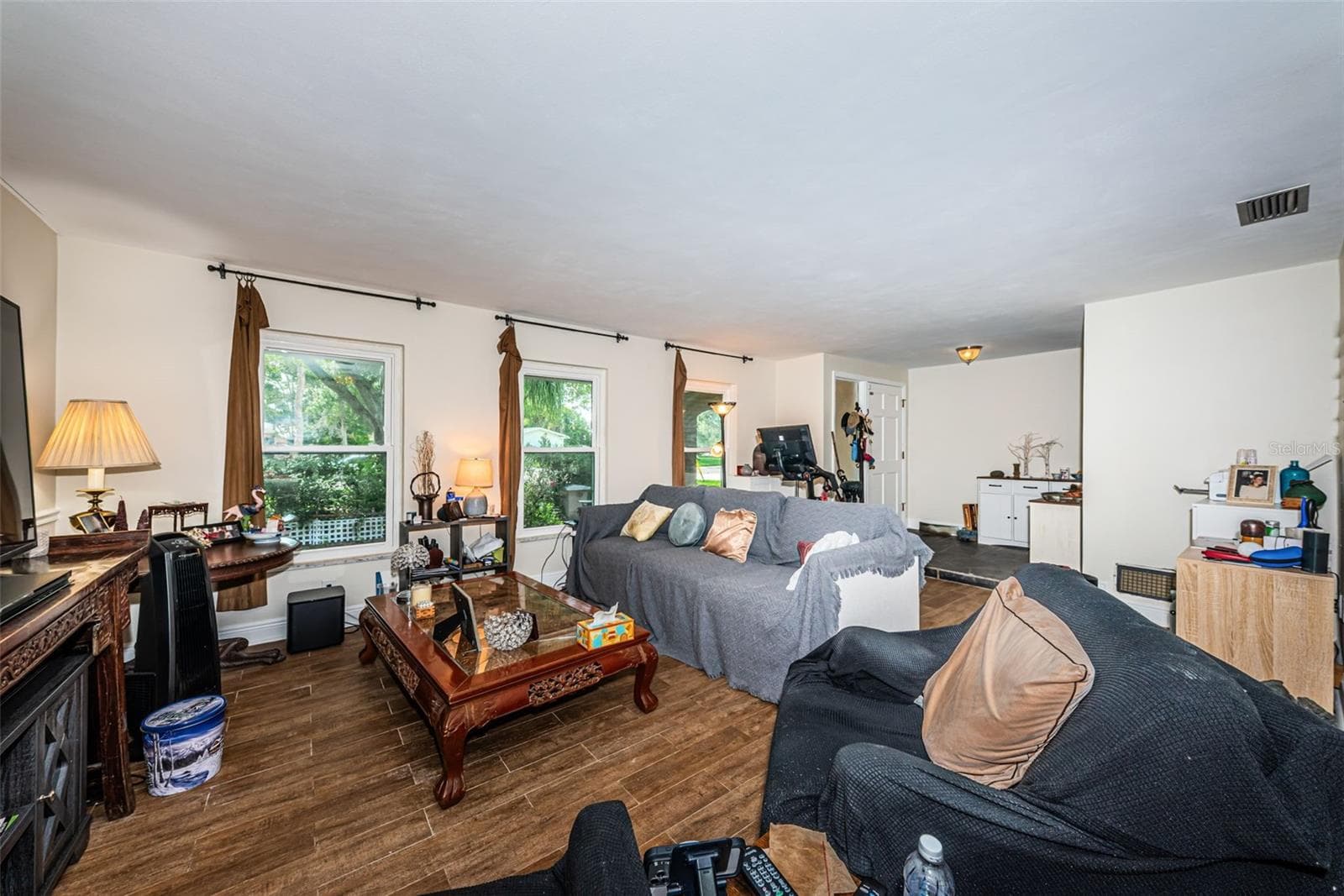 Multiple windows let in plenty of light - 5230 VENETIAN BLVD NE, ST PETERSBURG