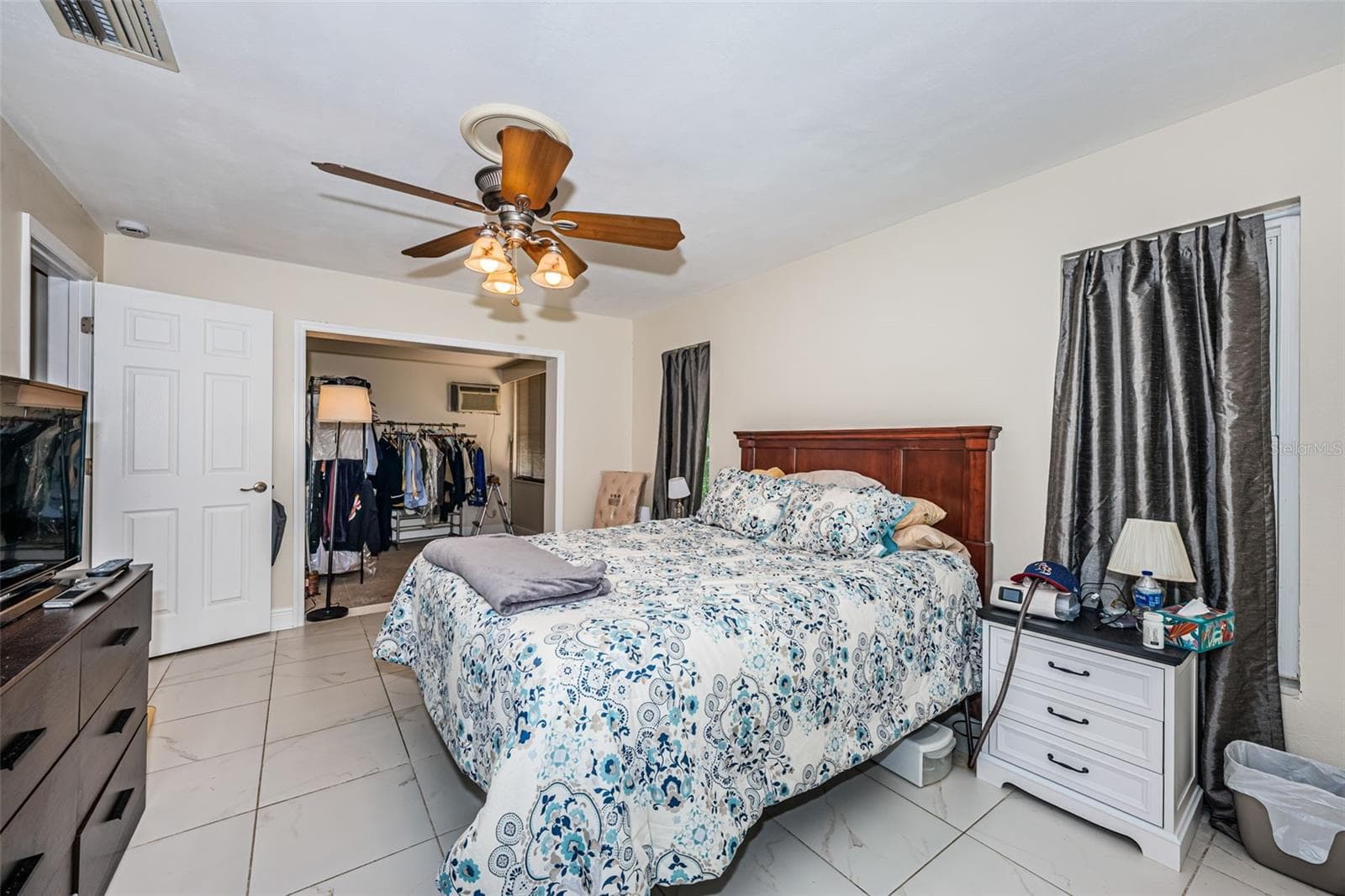 Neutral tile lets you make this room your own - 5230 VENETIAN BLVD NE, ST PETERSBURG