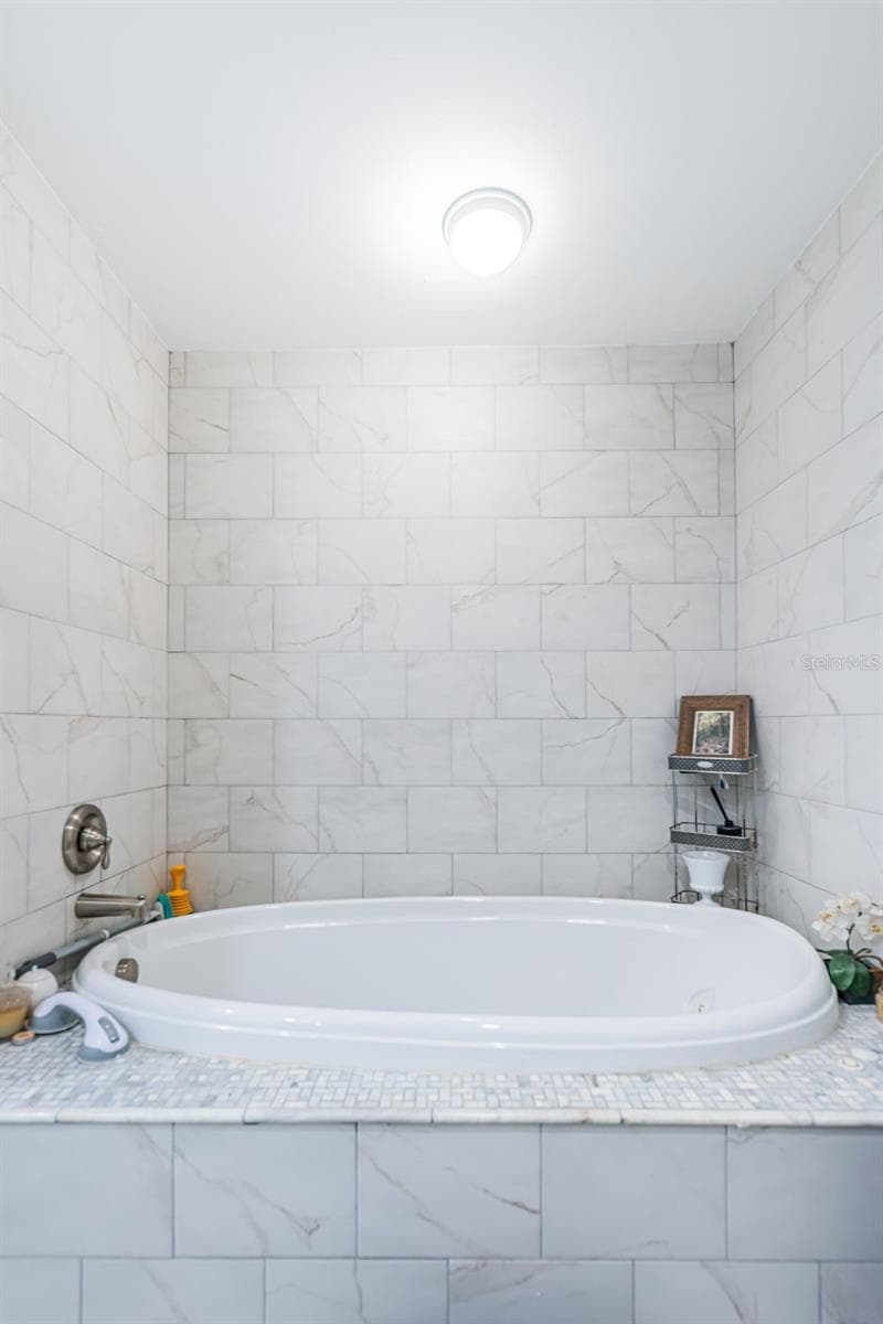 Soaking tub in primary bath - 5230 VENETIAN BLVD NE, ST PETERSBURG
