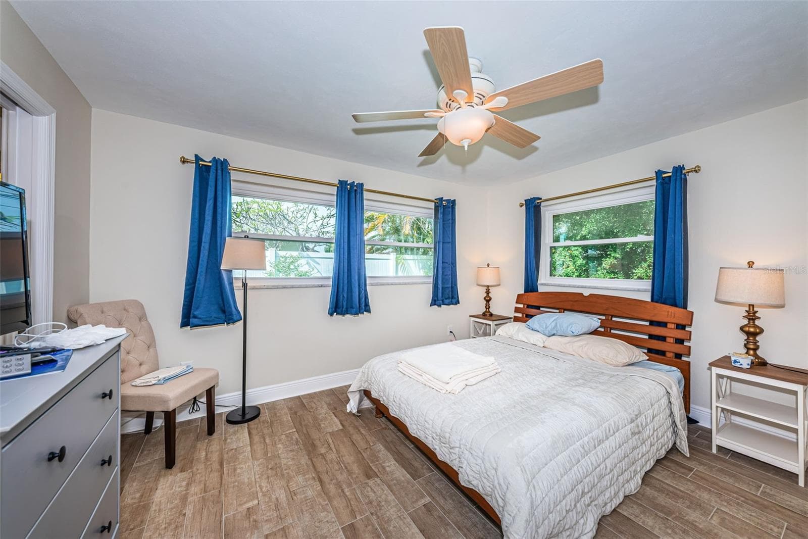 Bedroom 4 with jack and jill bathroom - 5230 VENETIAN BLVD NE, ST PETERSBURG