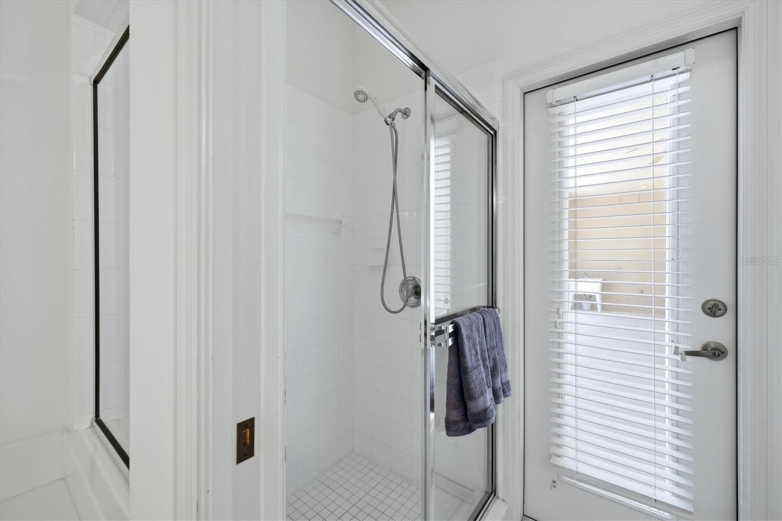 Bright bathroom with vanity, bathtub and separate glass-enclosed shower - 8492 IDLEWOOD CT, LAKEWOOD RANCH