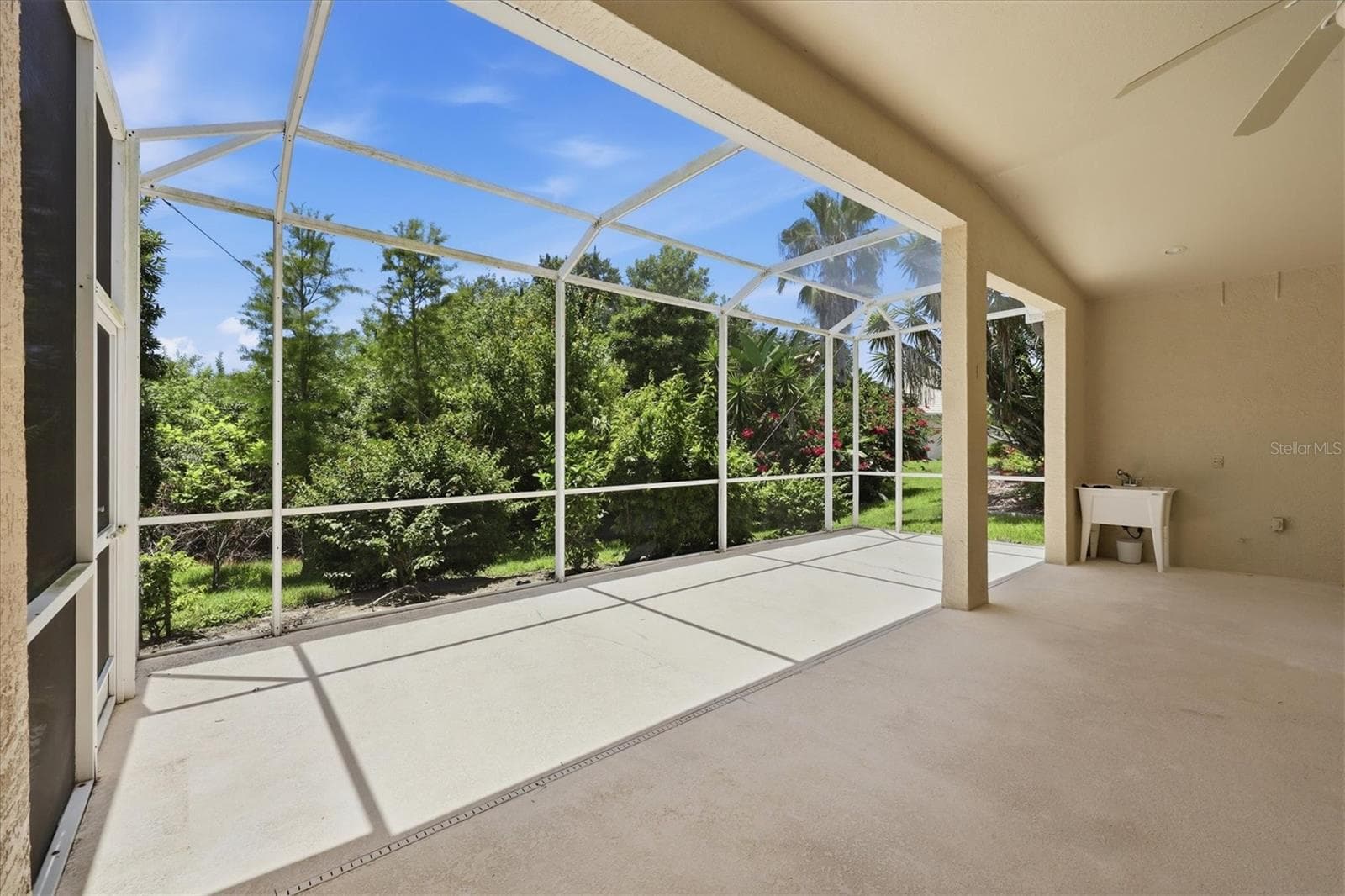 Screened covered lanai with open views, ideal for relaxing and Florida outdoor living - 8492 IDLEWOOD CT, LAKEWOOD RANCH