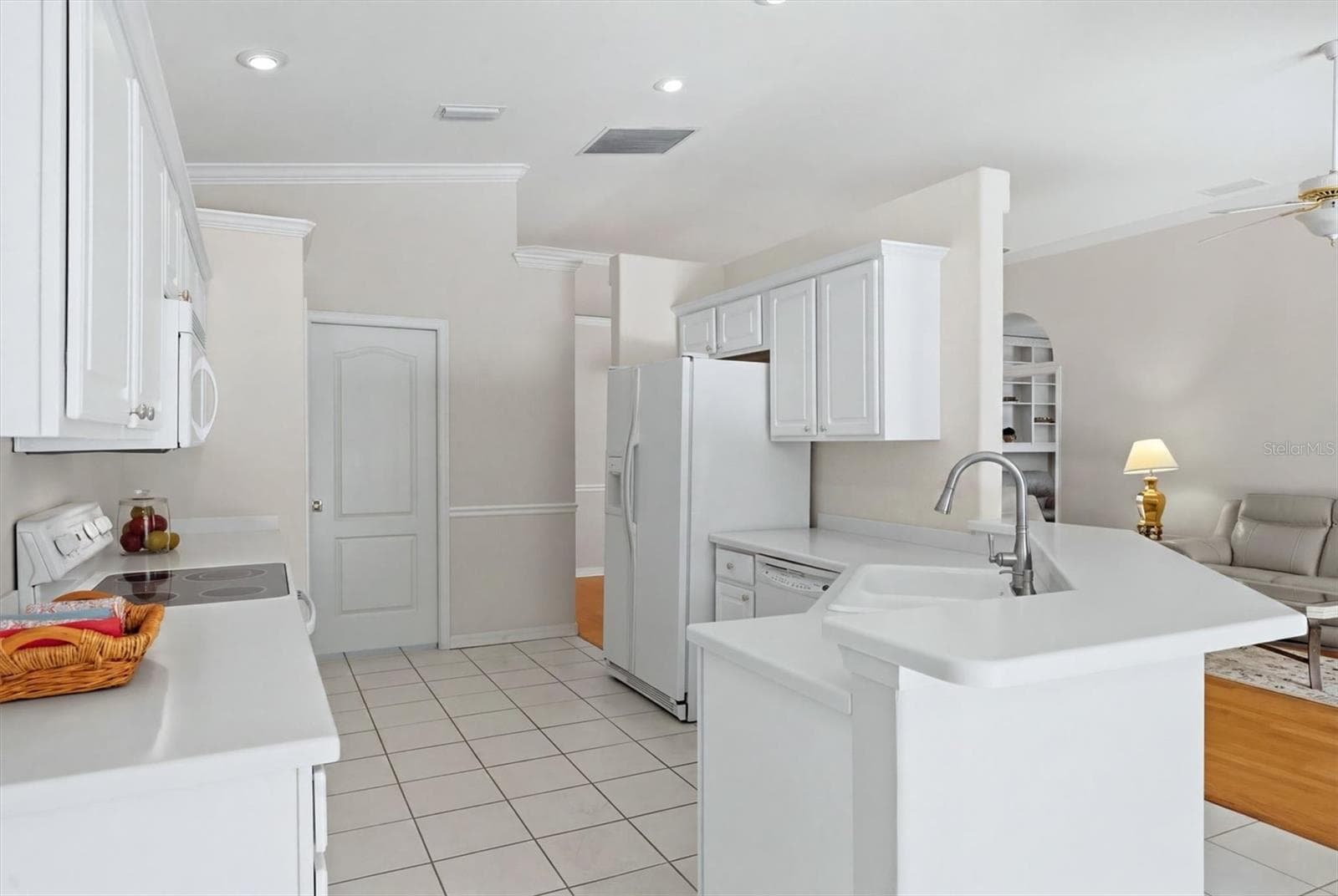 Kitchen island - 8492 IDLEWOOD CT, LAKEWOOD RANCH