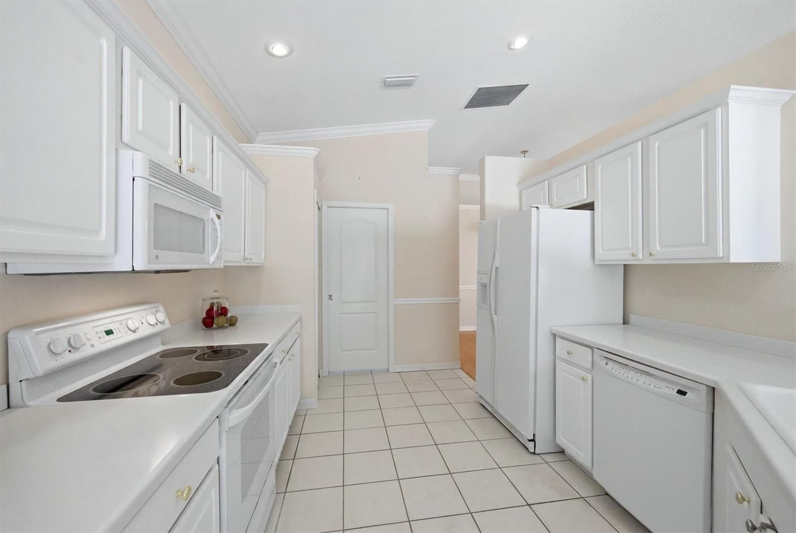 Kitchen adjoining laundry room and large storage closet - 8492 IDLEWOOD CT, LAKEWOOD RANCH