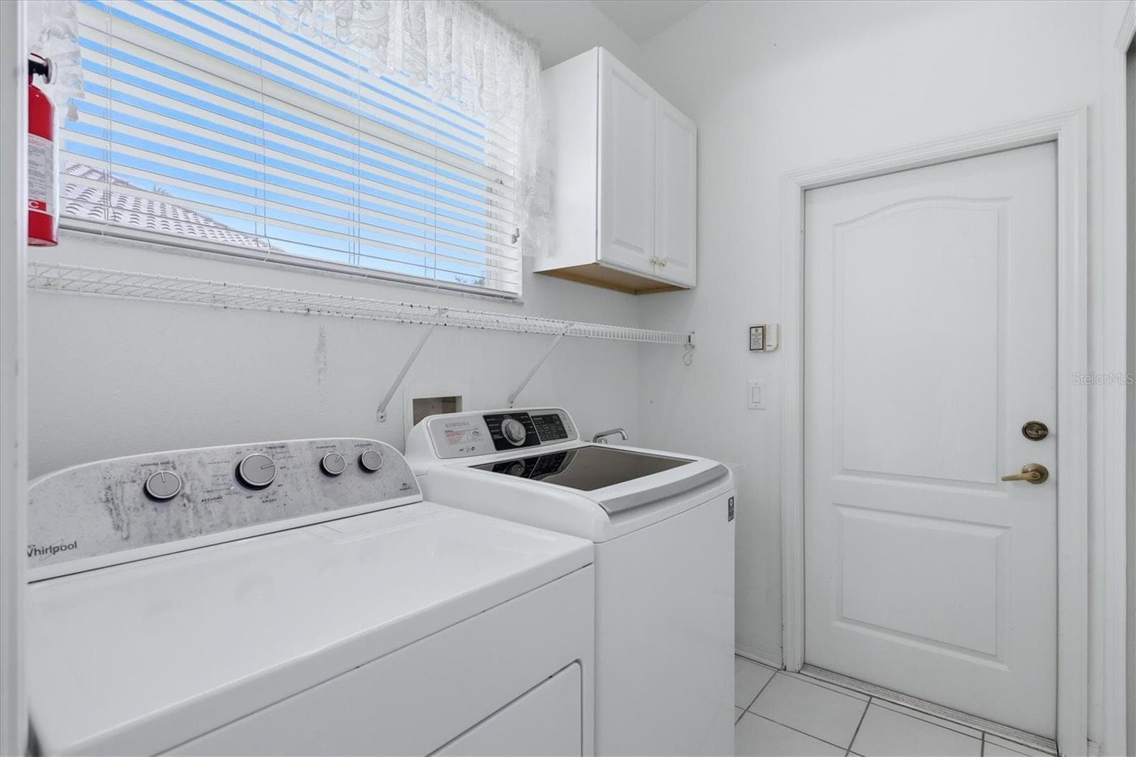 Laundry room to garage - 8492 IDLEWOOD CT, LAKEWOOD RANCH