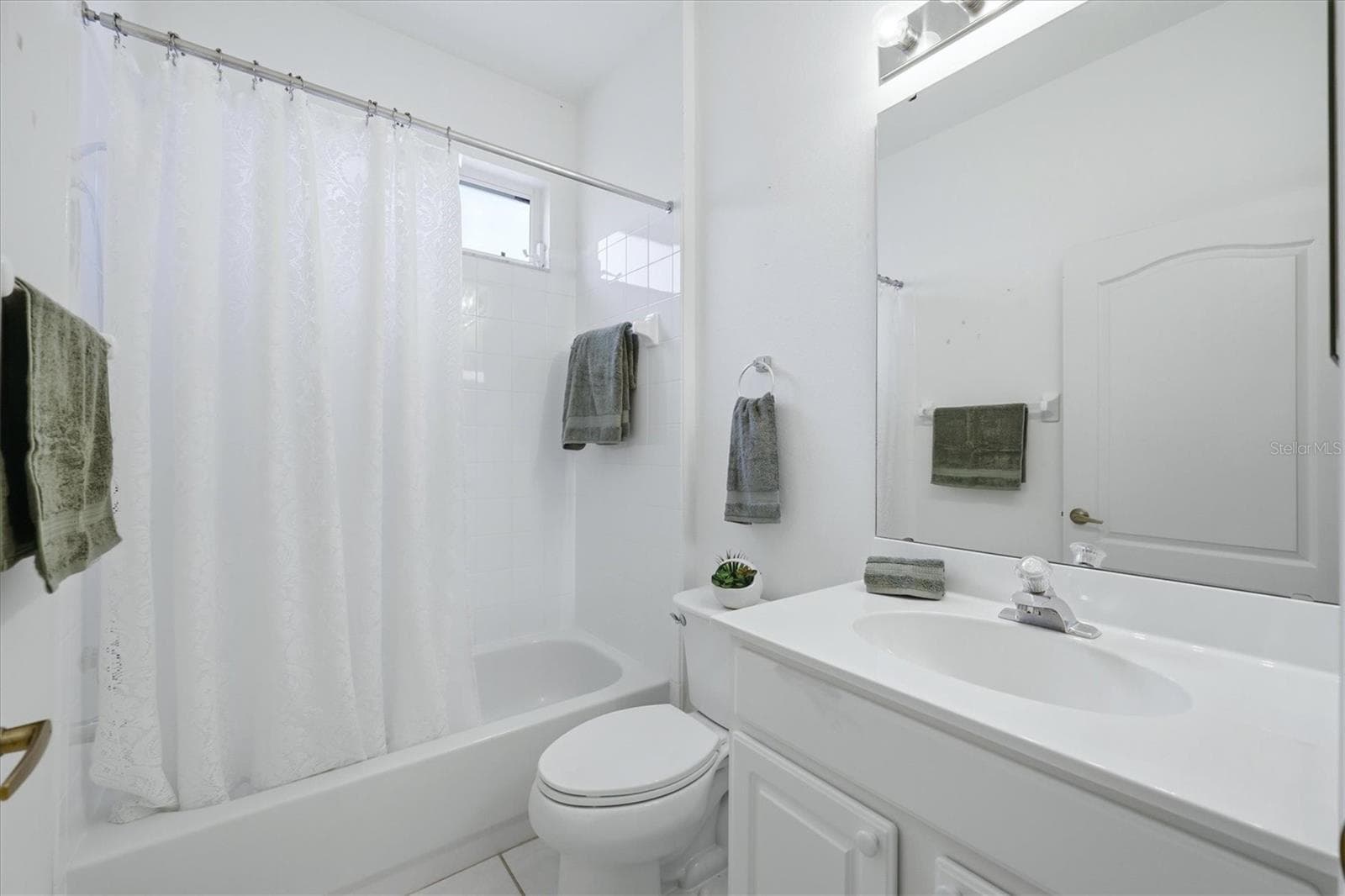 Hall Bath - 8492 IDLEWOOD CT, LAKEWOOD RANCH