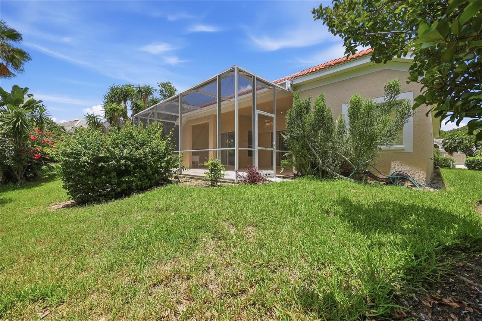 Private backyard with large lanai - 8492 IDLEWOOD CT, LAKEWOOD RANCH