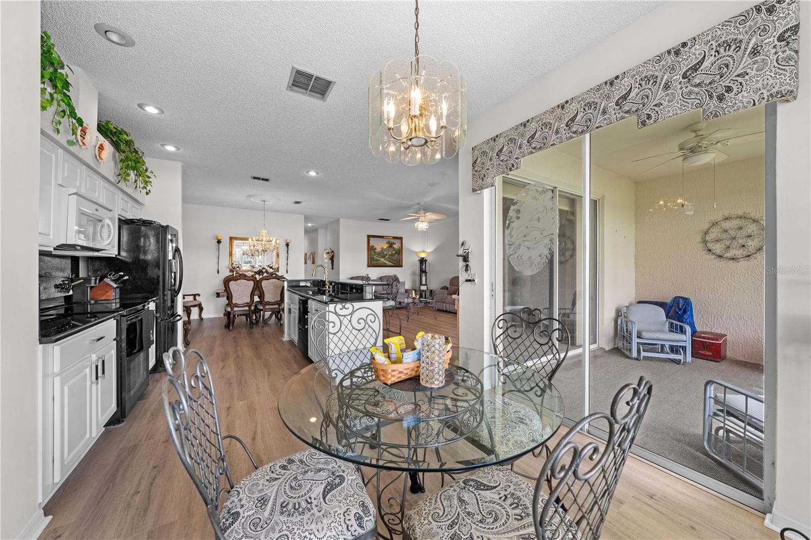 Dinette perfect for coffee in the morning - 153 CLUB VILLAS LN, KISSIMMEE