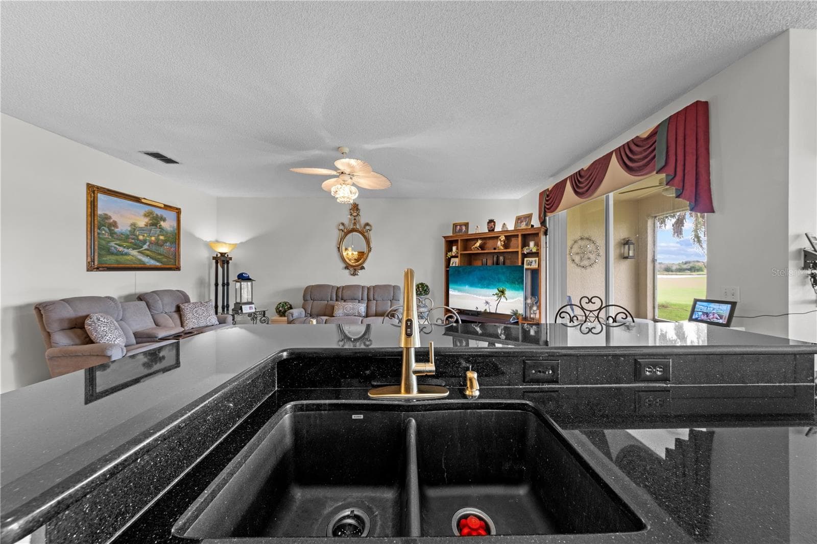 Dual sinks with granite counter tops - 153 CLUB VILLAS LN, KISSIMMEE