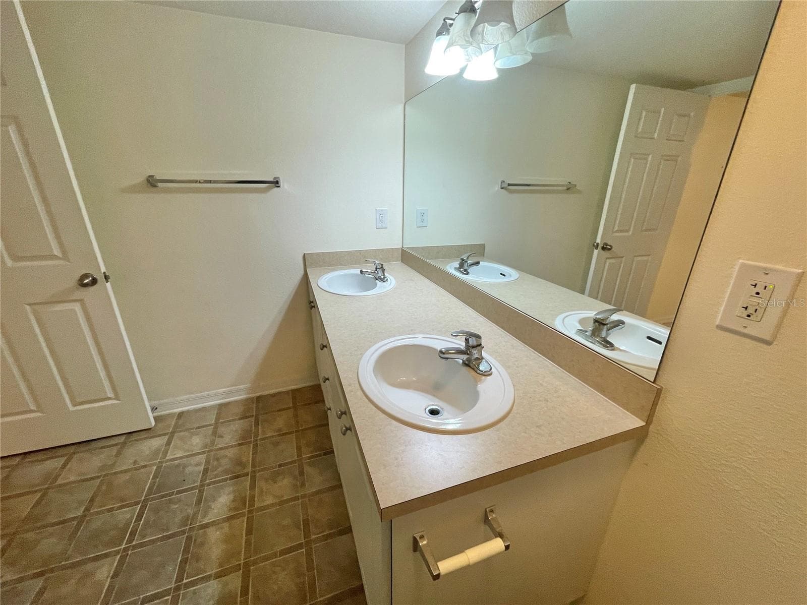 Condominium at 145 N PEARL LAKE CSWY #112, ALTAMONTE SPRINGS, photo 17 of 43