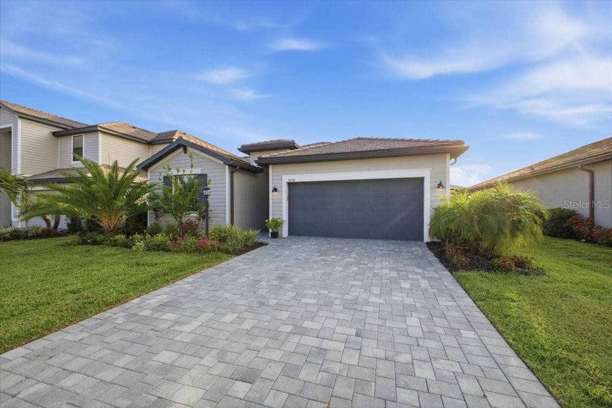 Single Family Residence at 5250 CORAL REEF WAY, LAKEWOOD RANCH, photo 2 of 57
