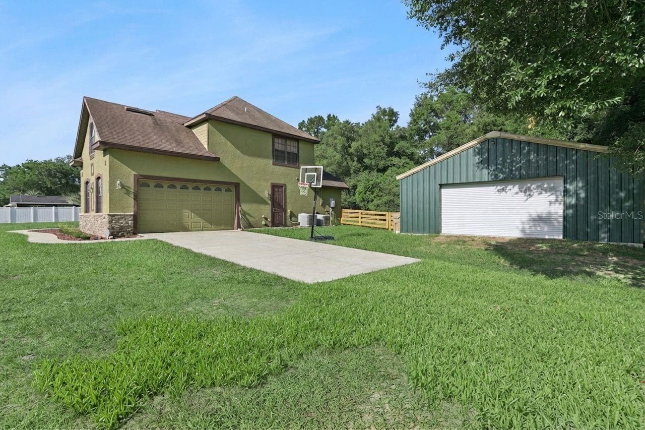 Side Entry Garage and Detached Garage - 36137 MATTAWAN DR, EUSTIS